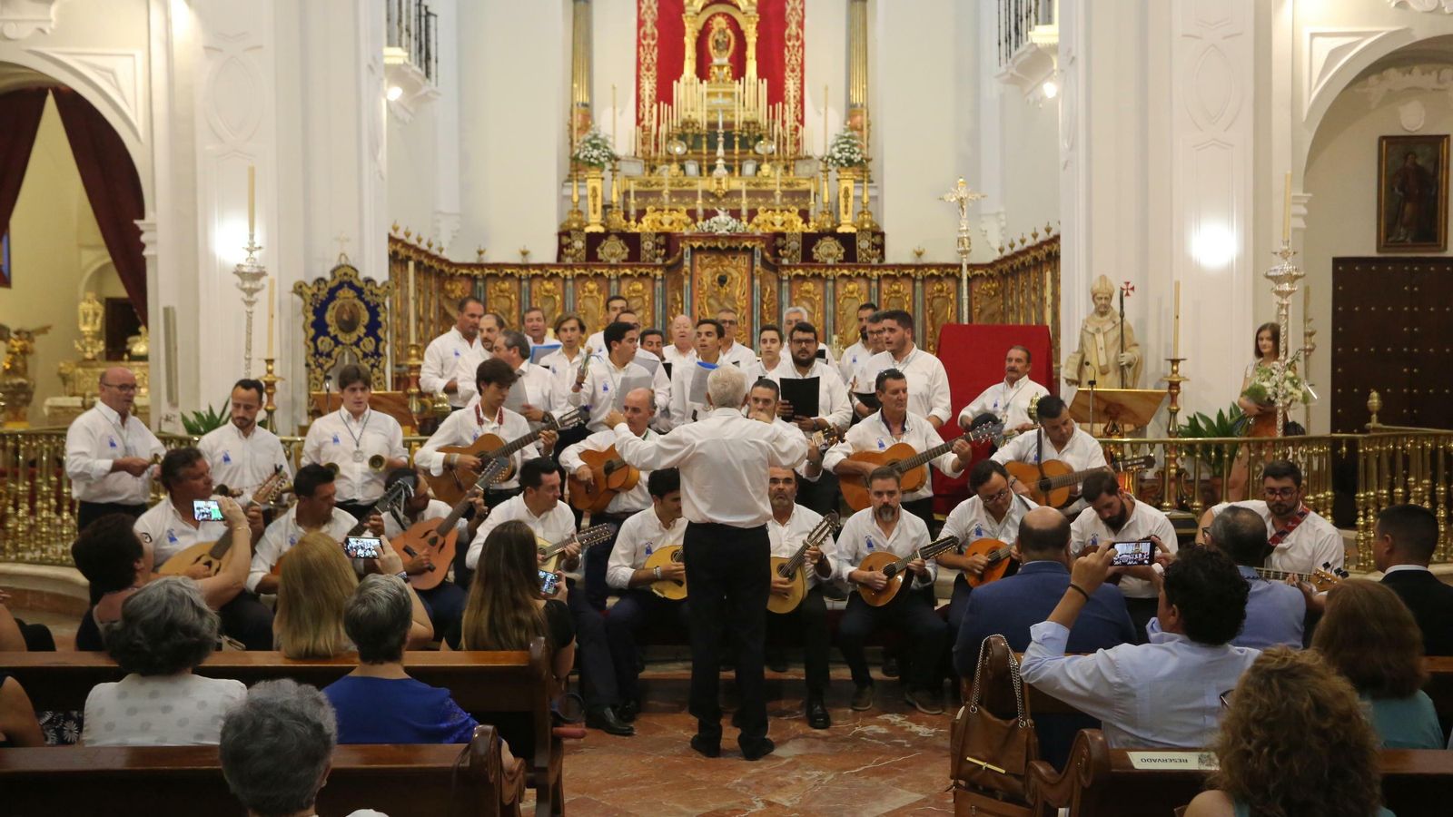 Los campanilleros ofrecieron un recital de canciones en honor a la Virgen de la Cinta. Los campanilleros ofrecieron un recital de canciones en honor a la Virgen de la Cinta.