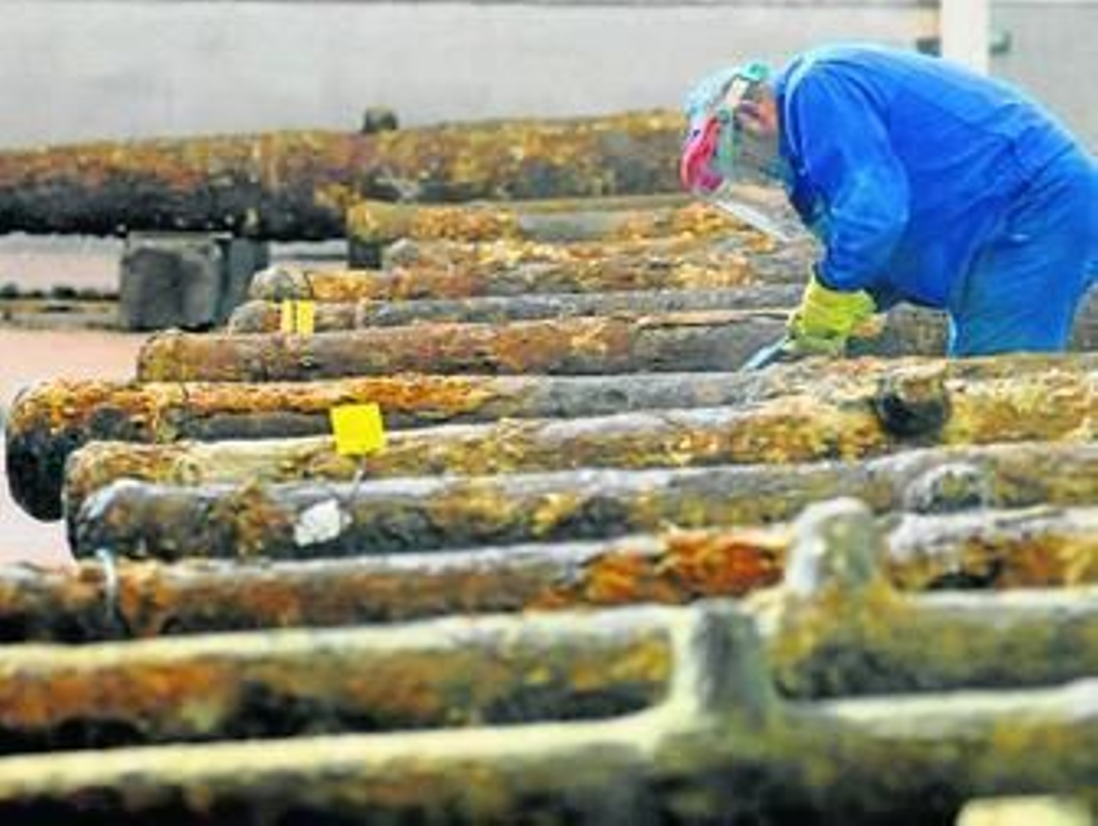 Un operario trabaja desde Navantia en la desconcreción de los cañones.