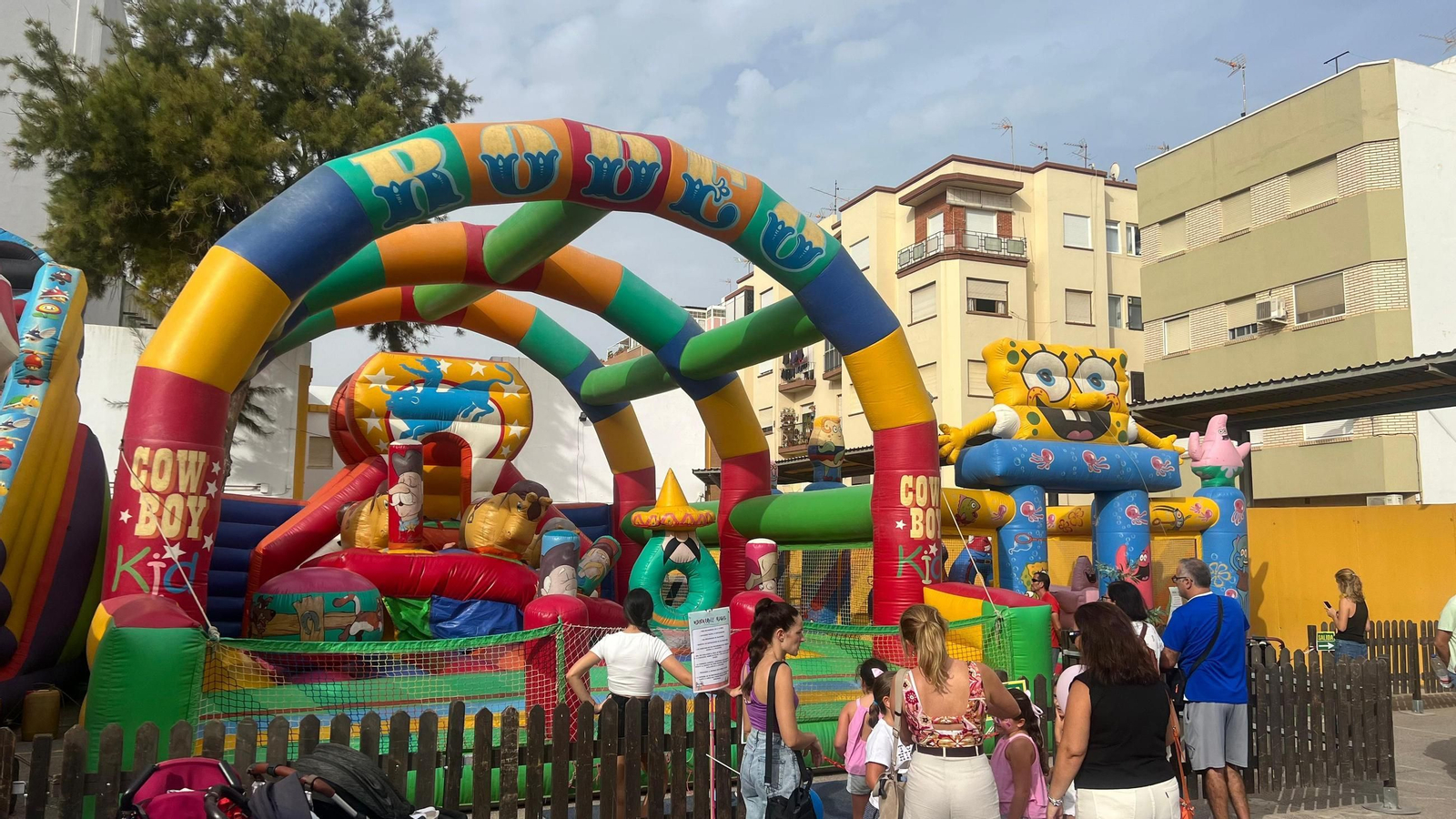 La procesión de la Virgen del Mar por las calles de Adra, en imágenes