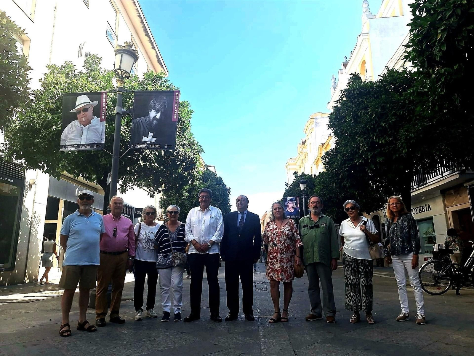 Imagen de la inauguración de la exposición Jerez y su gente con más de 100 banderolas instaladas en la calle Larga Imagen de la inauguración de la exposición Jerez y su gente con más de 100 banderolas instaladas en la calle Larga