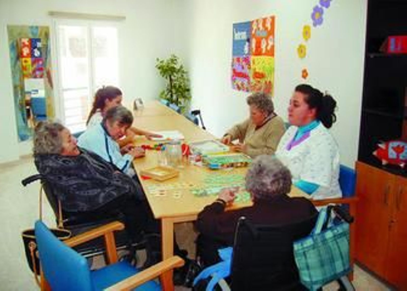 El alcalde inauguró ayer el nuevo centro comarcal.