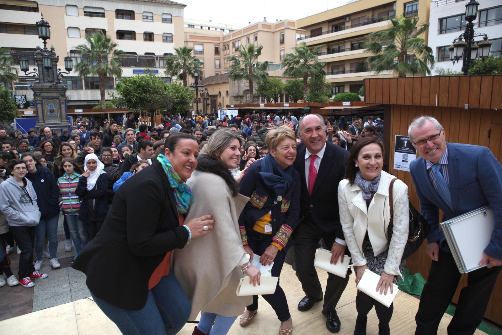 El alcalde, José Ignacio Landaluce, durante la entrega de premios, con la Plaza Alta detrás abarrotada.