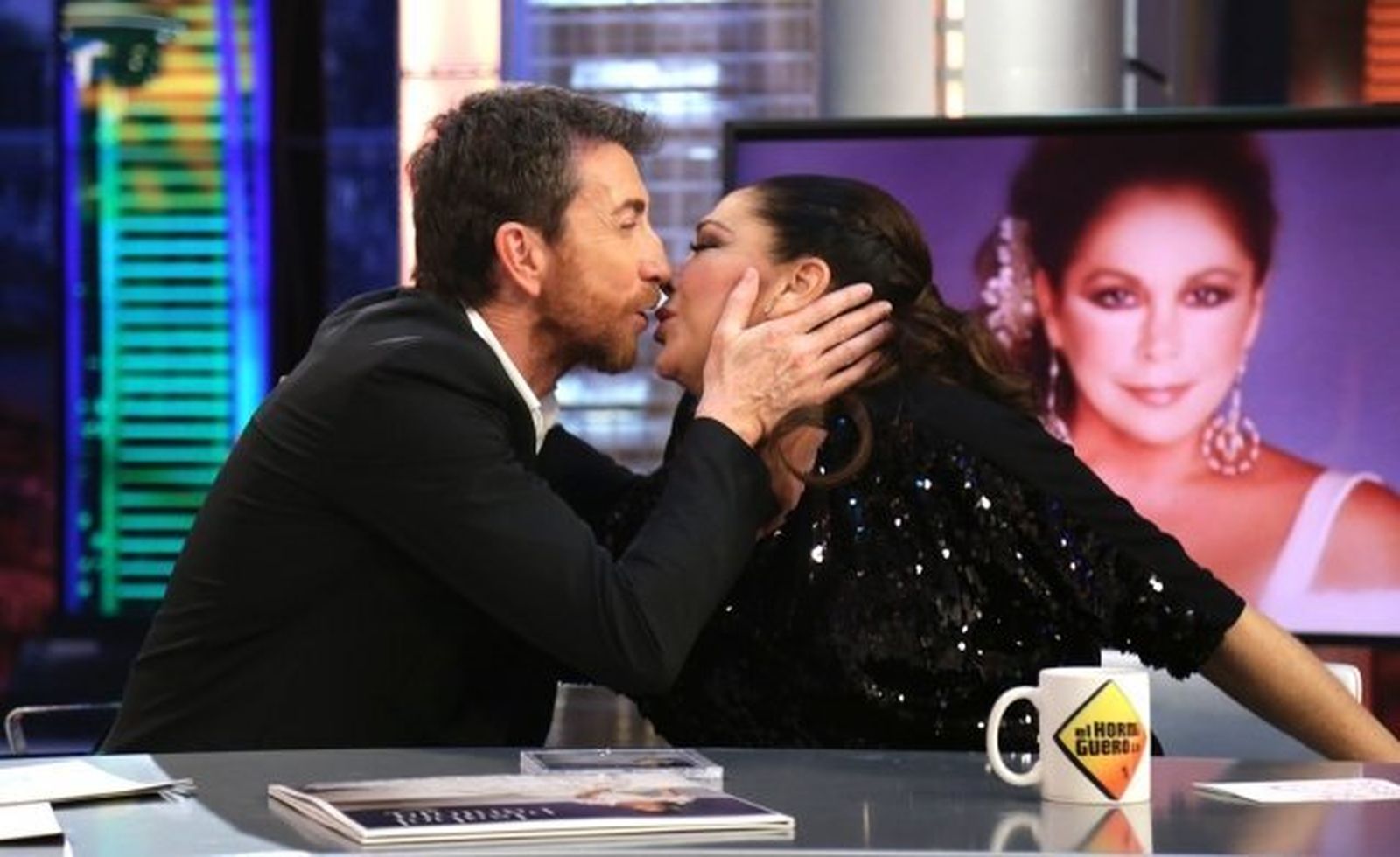 Pablo Motos e Isabel Pantoja se besan en la entrevista que supuso la reaparición de ella tras su paso por la cárcel.