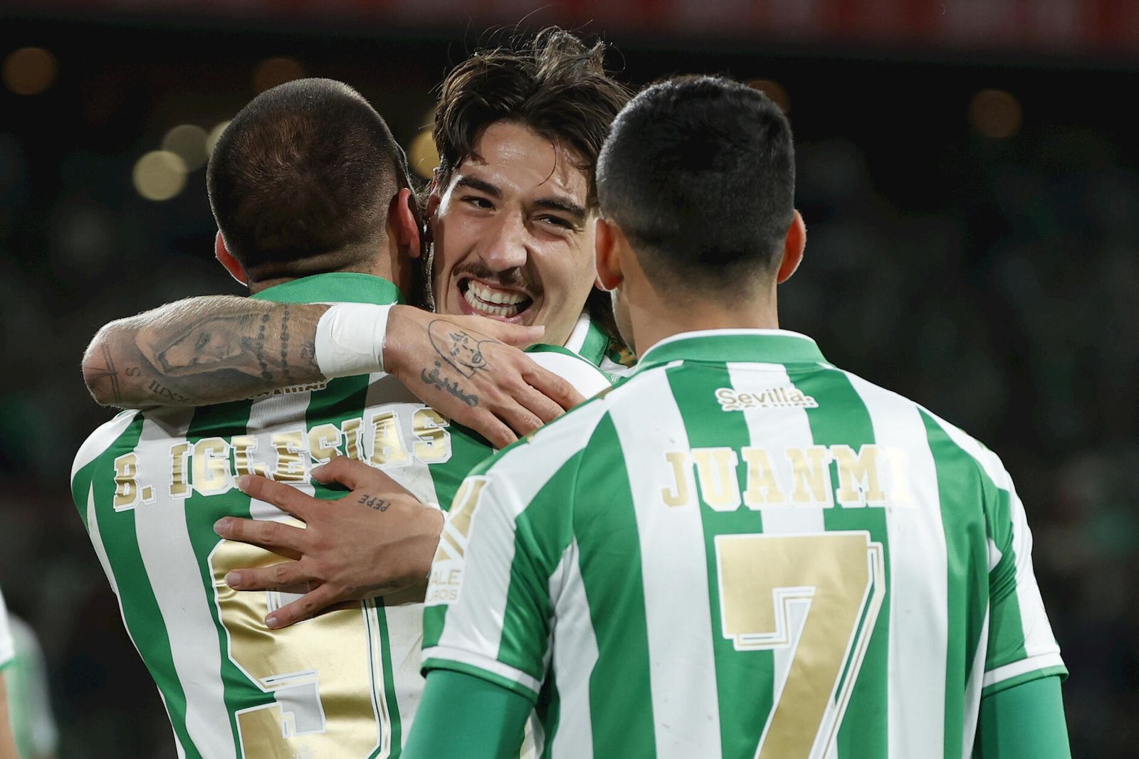 Bellerín felicita a Borja Iglesias por su gol al Valencia en la final de Copa.