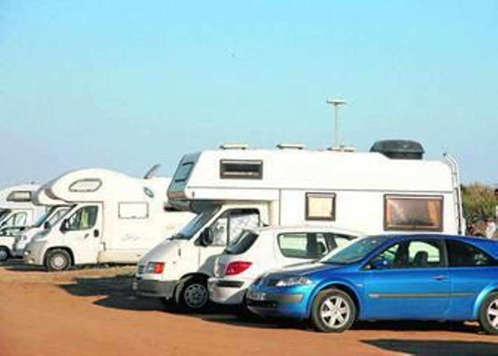 Caravanas acampada ilegalmente en el litoral onubense.