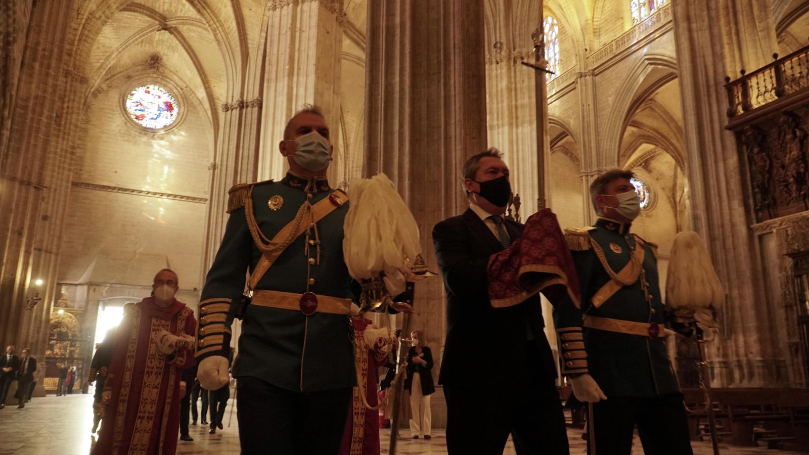 La procesión por las última naves de la Catedral.