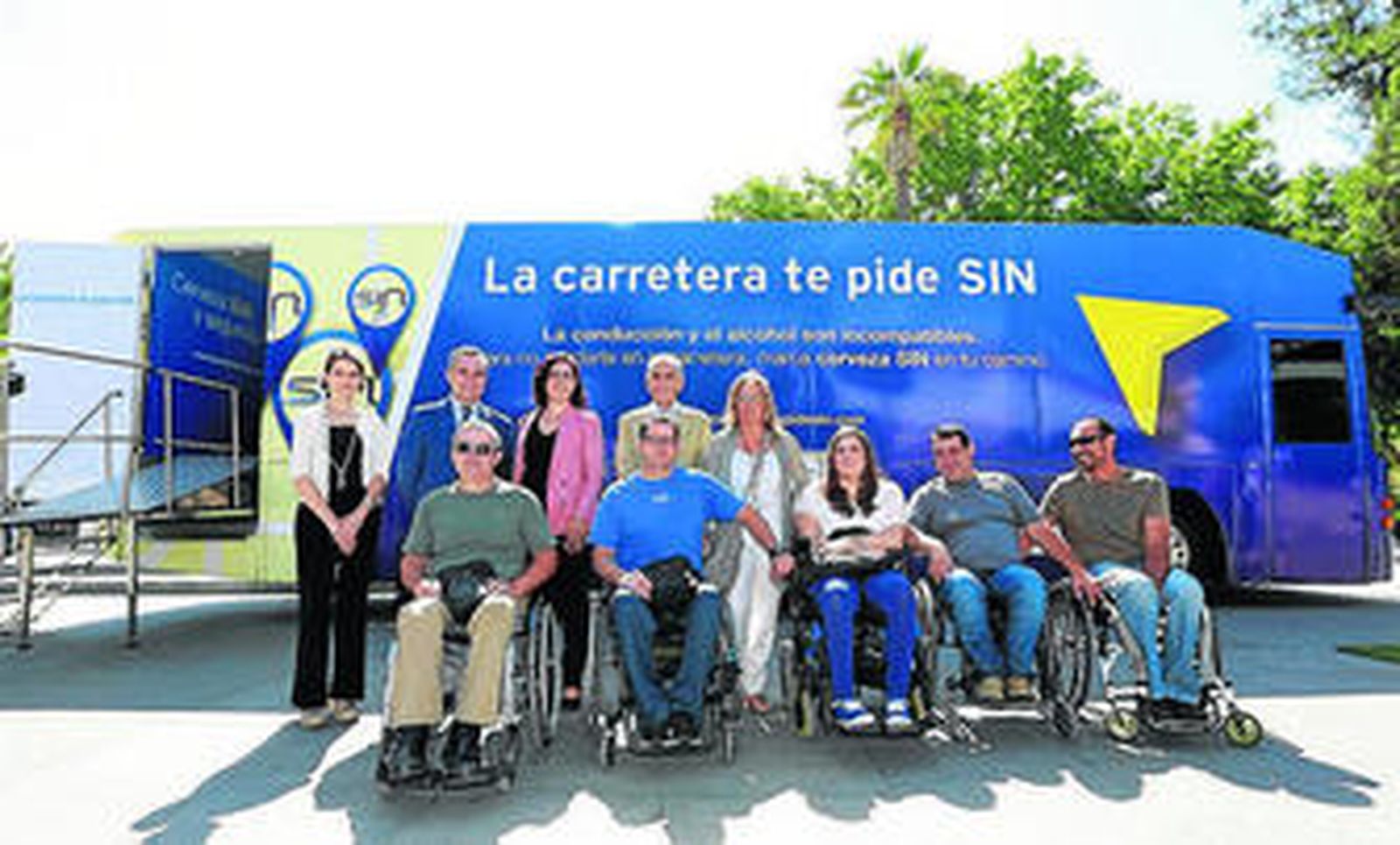 Presentación, ayer en la Puerta de Jerez, de la campaña 'La carretera te pide SIN'.
