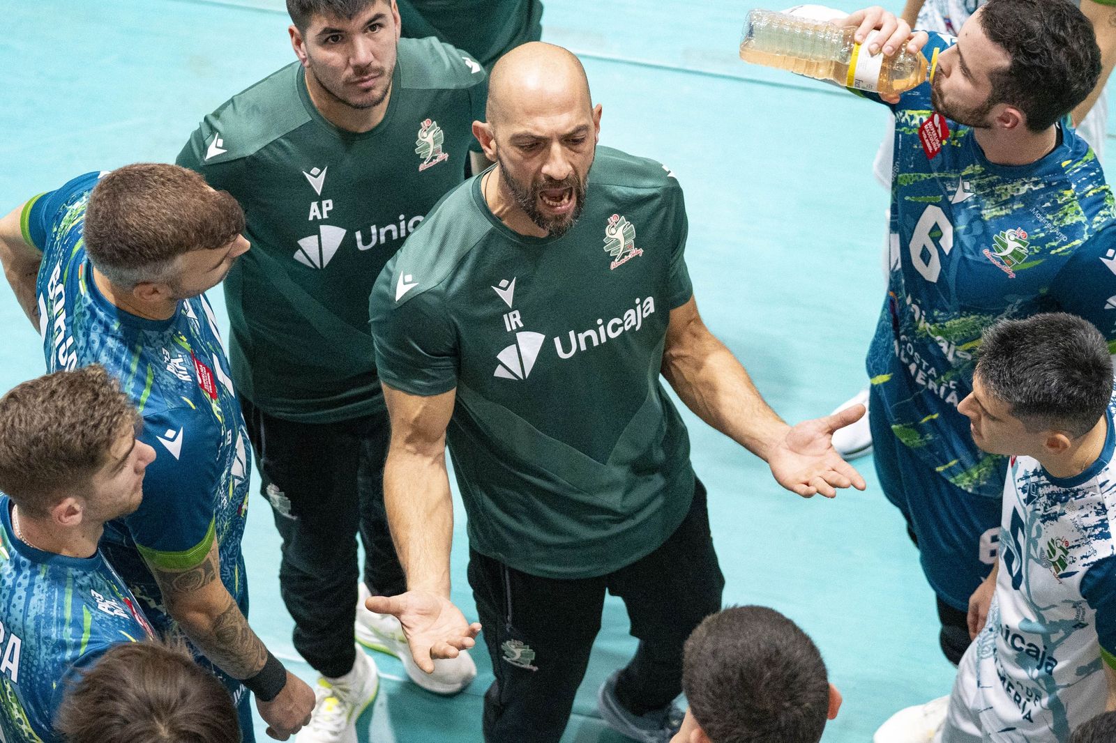 Las imágenes del partido entre Unicaja Costa de Almería y Pamesa Teruel de Superliga de voleibol