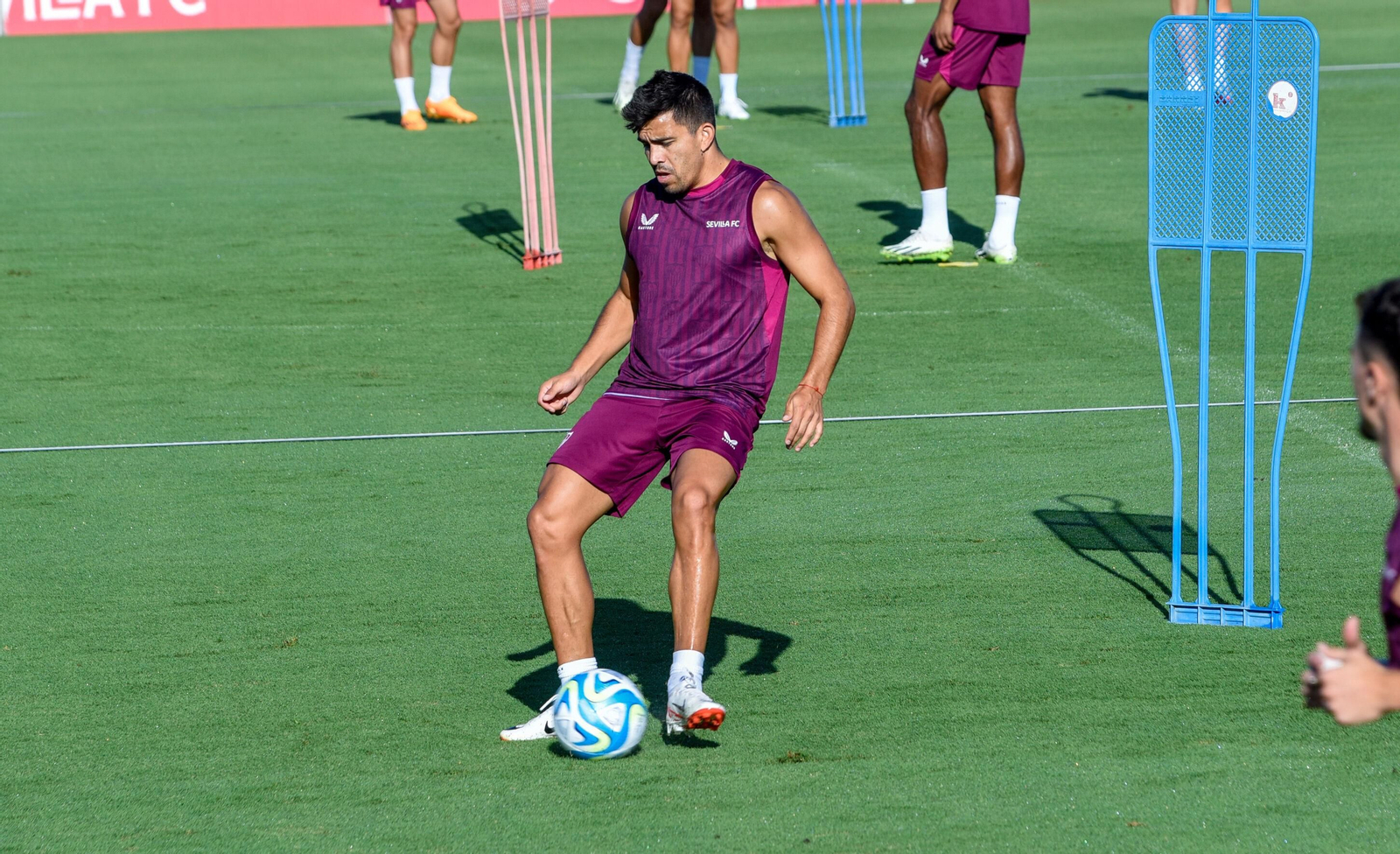Acuña golpea el balón en el entrenamiento de este lunes.