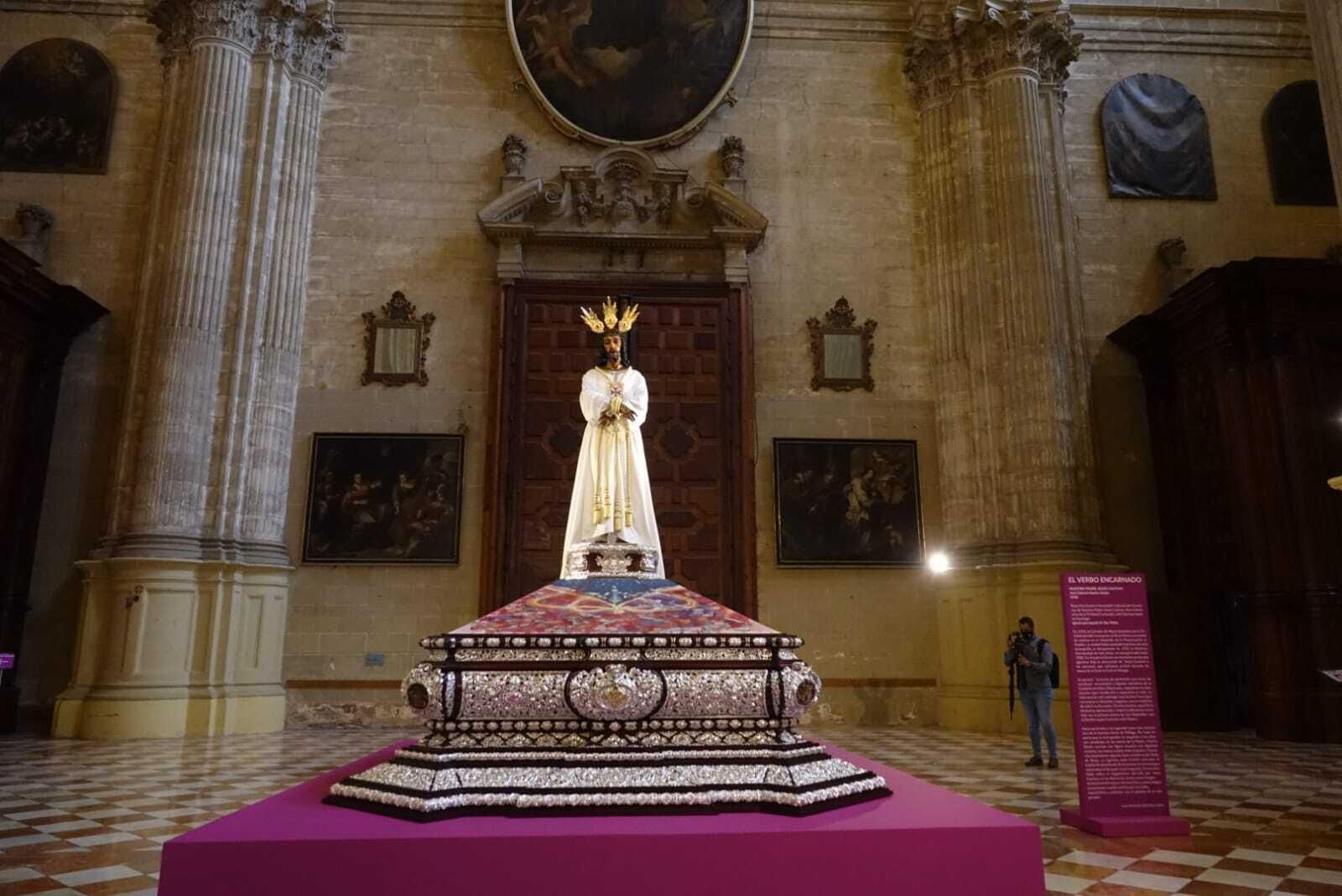 La veneración 'El verbo encarnado' en la Catedral de Málaga, en fotos