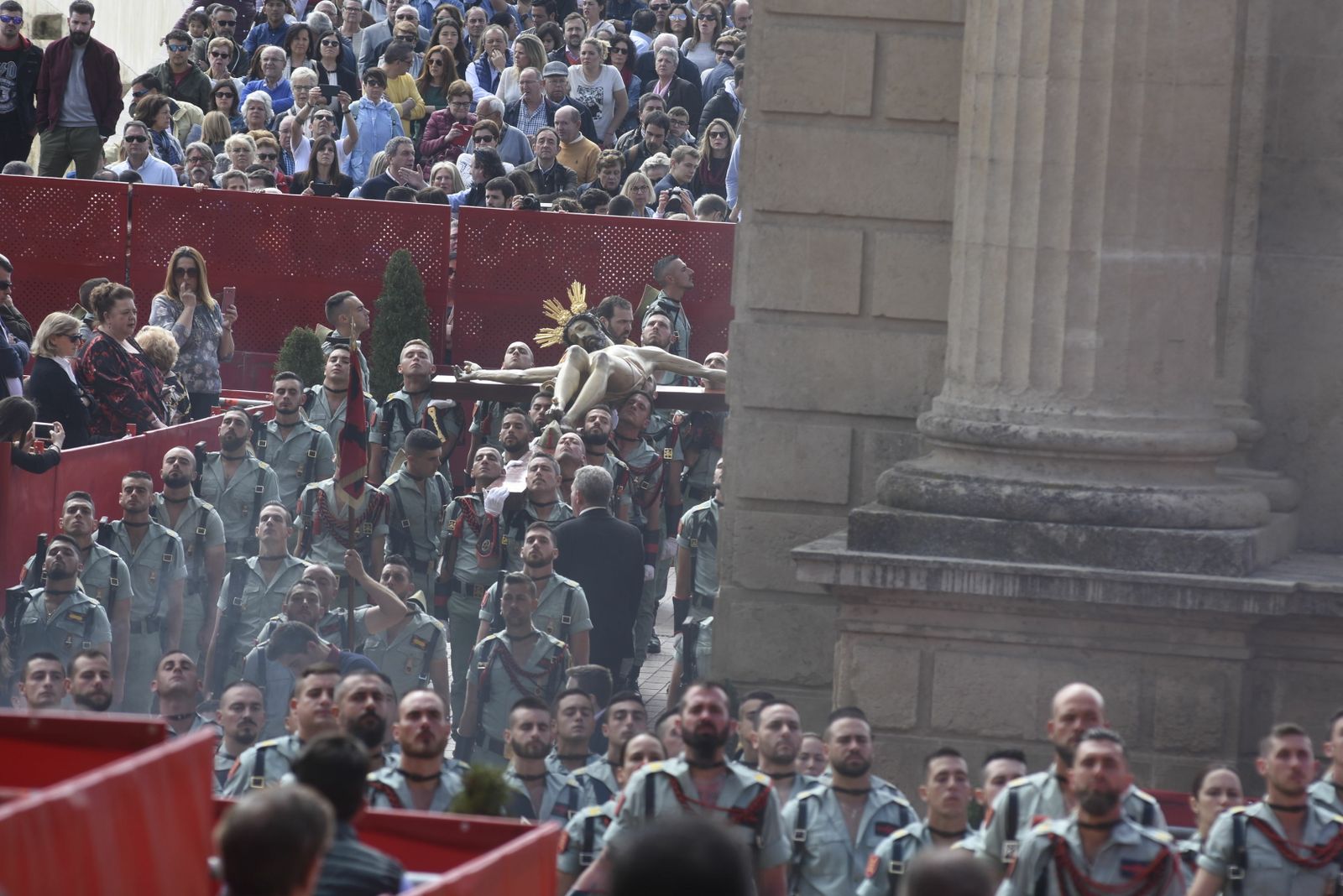 Vía Crucis del Viernes Santo a su paso por la carrera oficial.