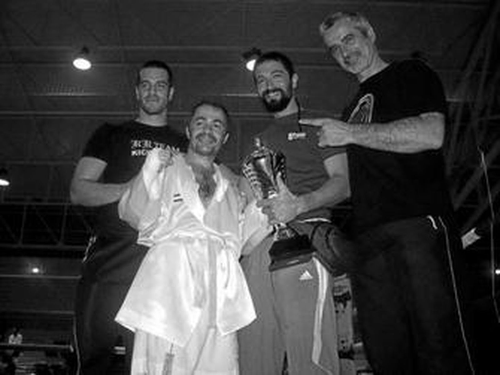 Lozano, junto a su equipo, con el trofeo de ganador.