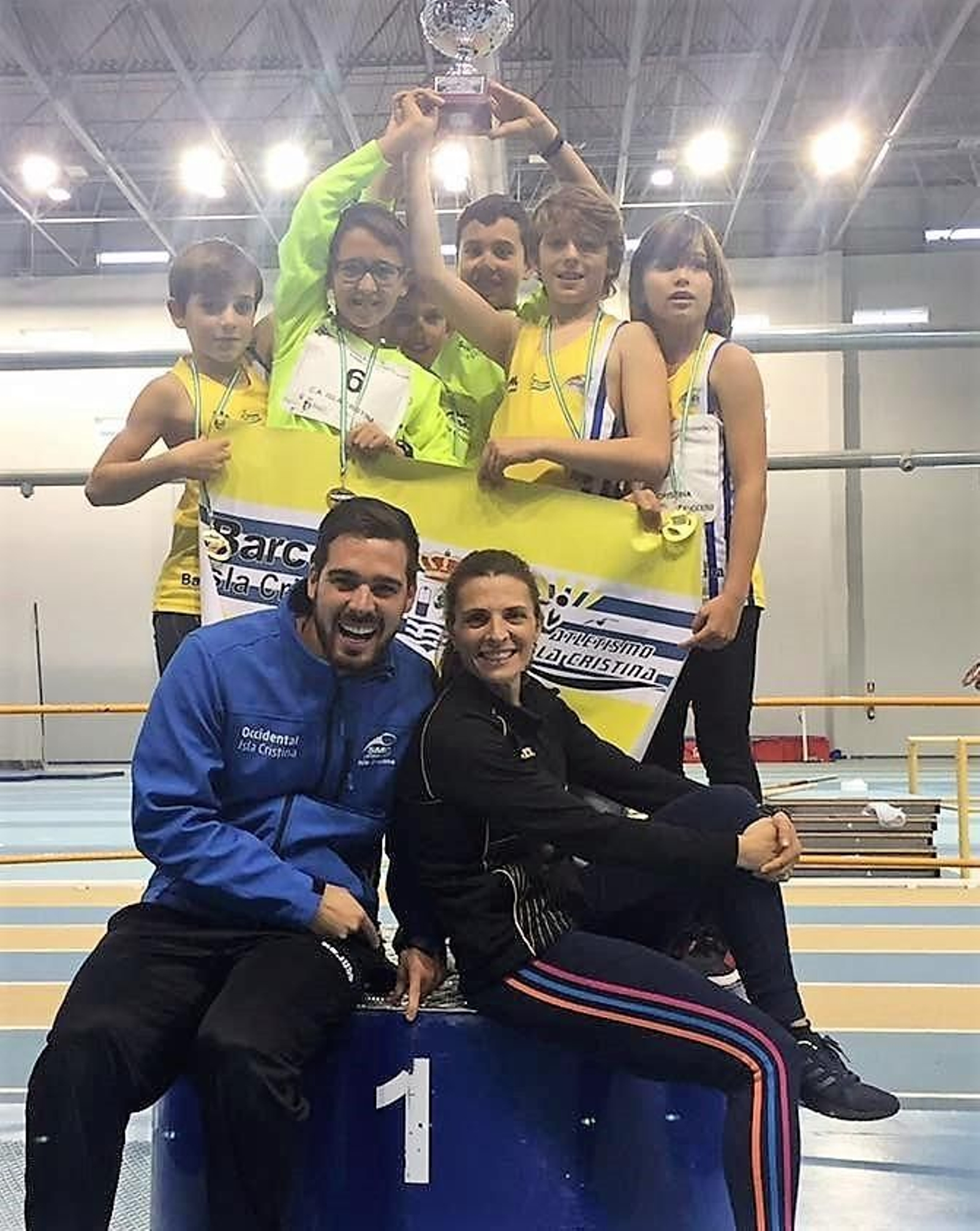 El alevín masculino del Isla Cristina celebra el título conseguido.