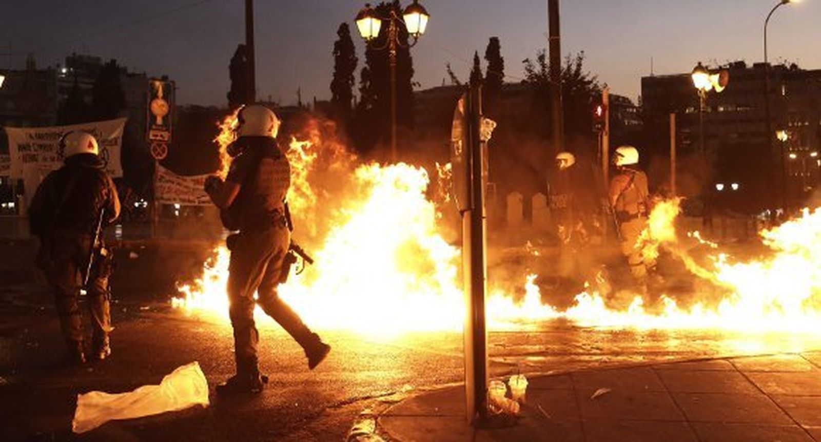 Enfrentamientos con la Policía en una manifestación contra el acuerdo en Atenas