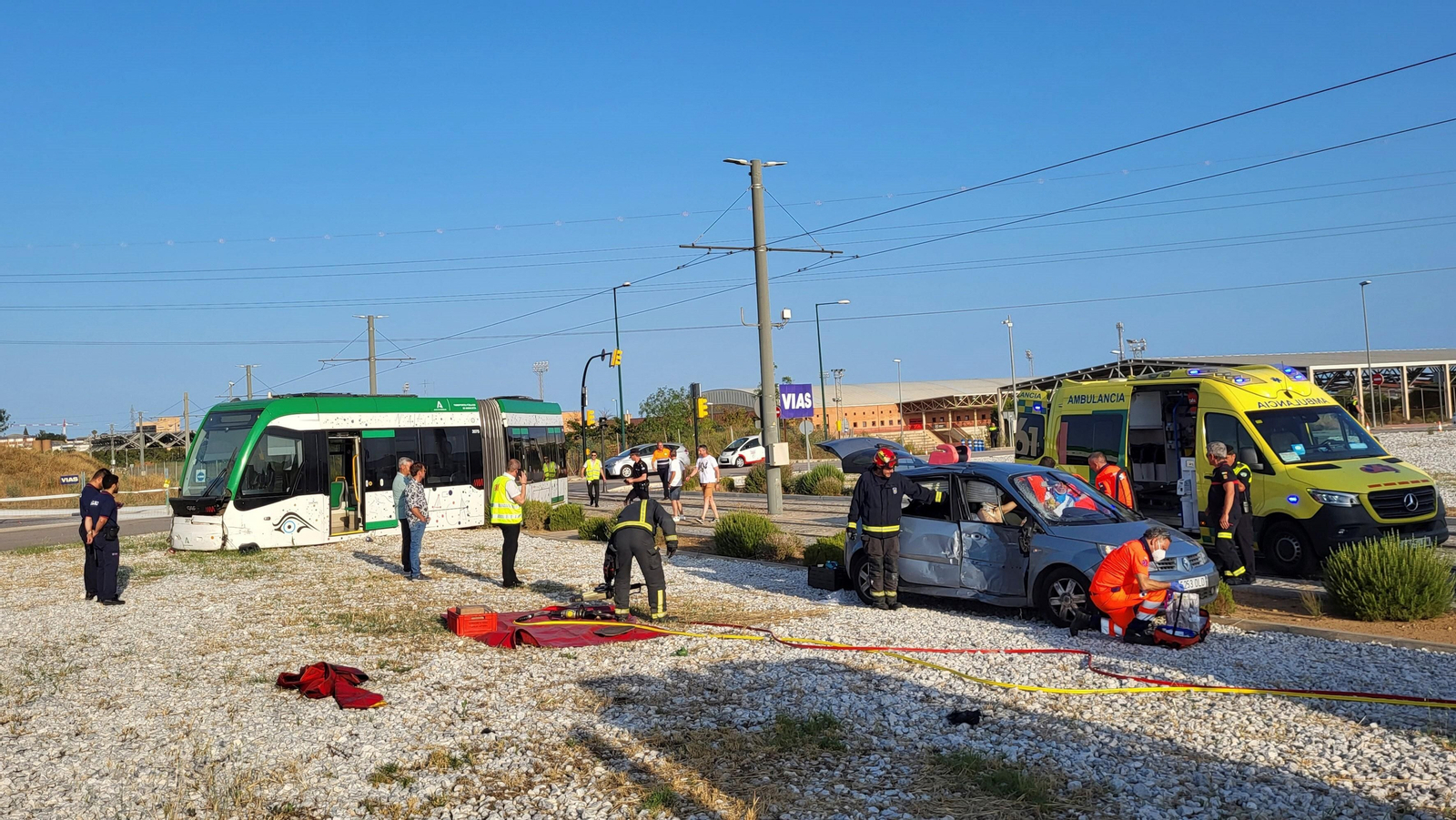 Las fotos del accidente entre el Metro de Málaga y un coche en El Cónsul