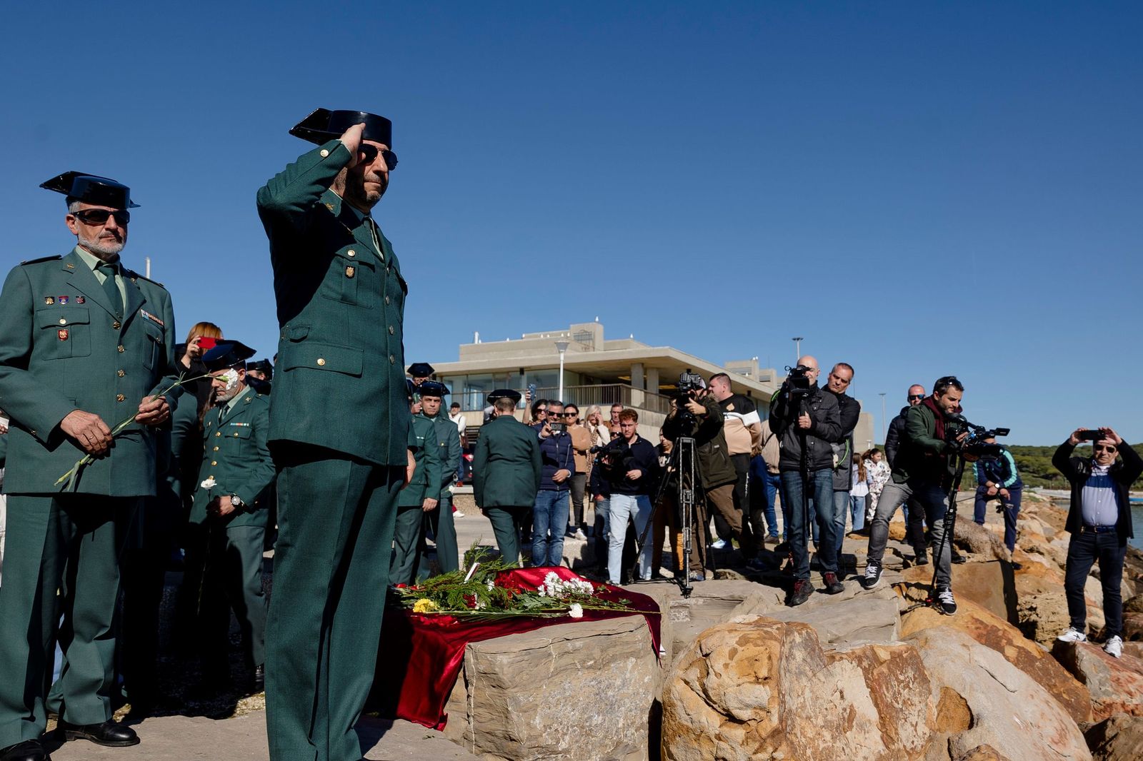 Un momento de la ofrenda que tuvo lugar en el primer aniversario de la tragedia de Barbate.