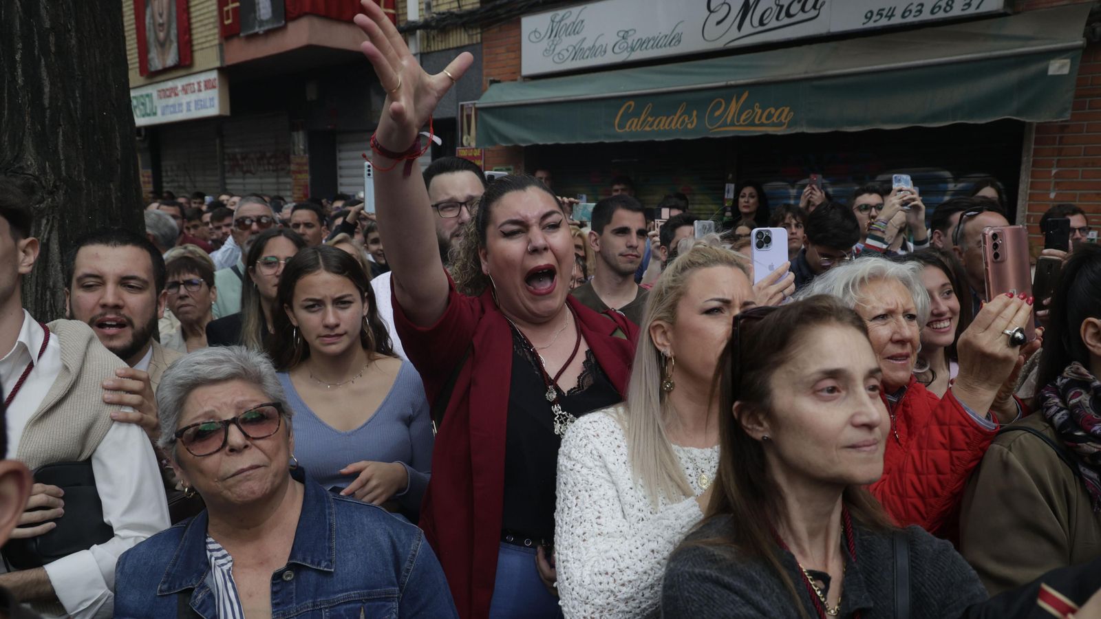 El público en el Cerro del Águila a la salida de la cofradía.