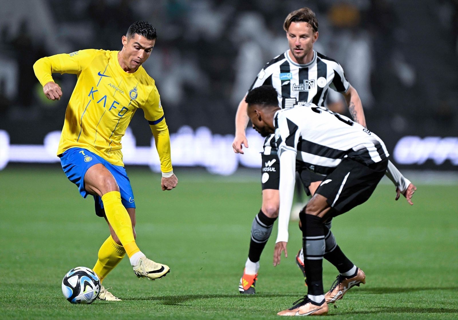 Rakitic disputa un balón con Cristiano Ronaldo, en la liga saudí