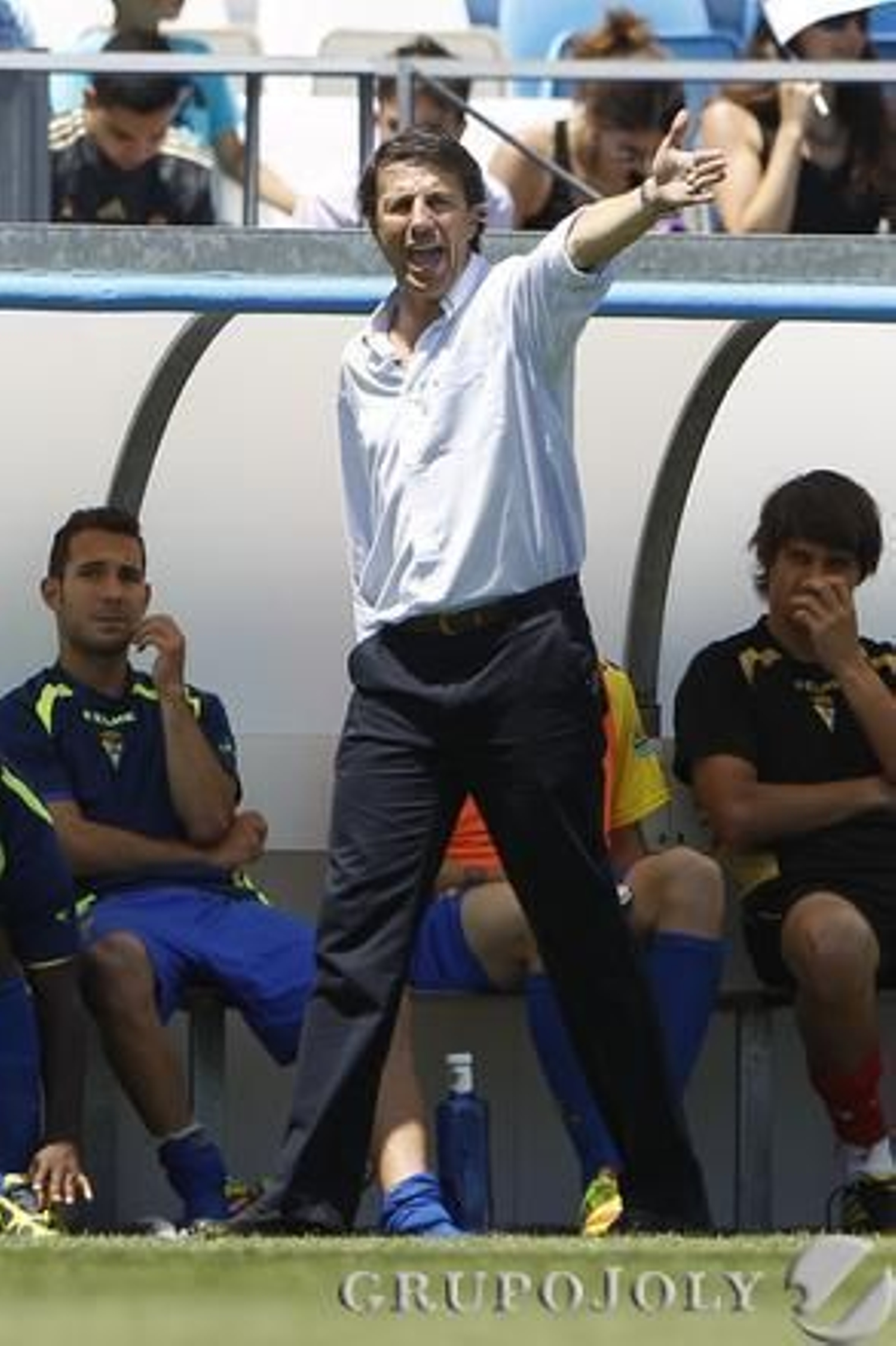 Jose González grita desde la banda.   Foto: LOF