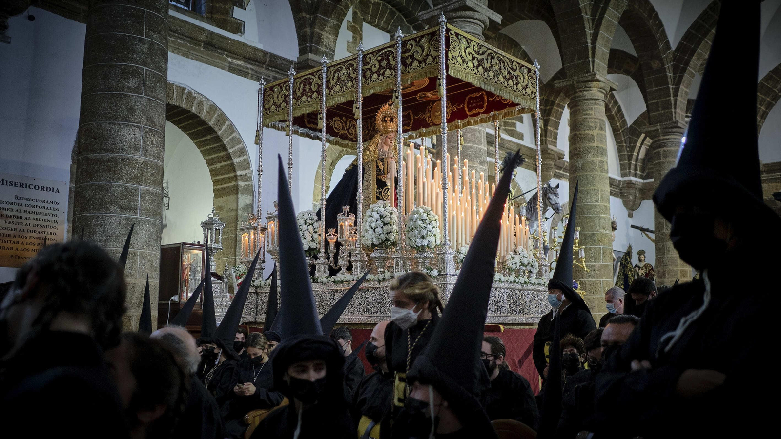 Sanidad suspende su salida procesional, los hermanos de la cofradía realizan estación de penitencia en el interior de Santa Cruz.