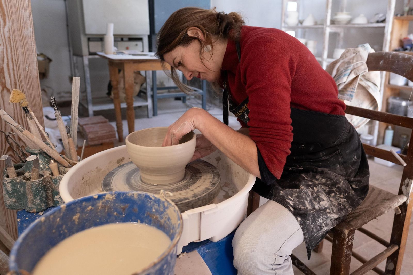 Isa Boyds durante el proceso de creación de una de sus piezas en su taller.