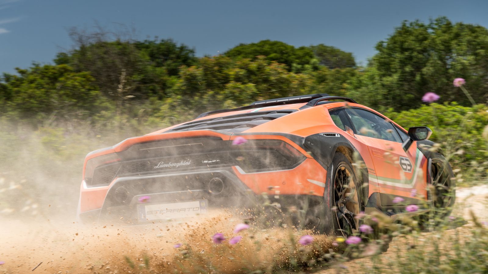 Sterrato significa en italiano camino de tierra o zona de desmonte.