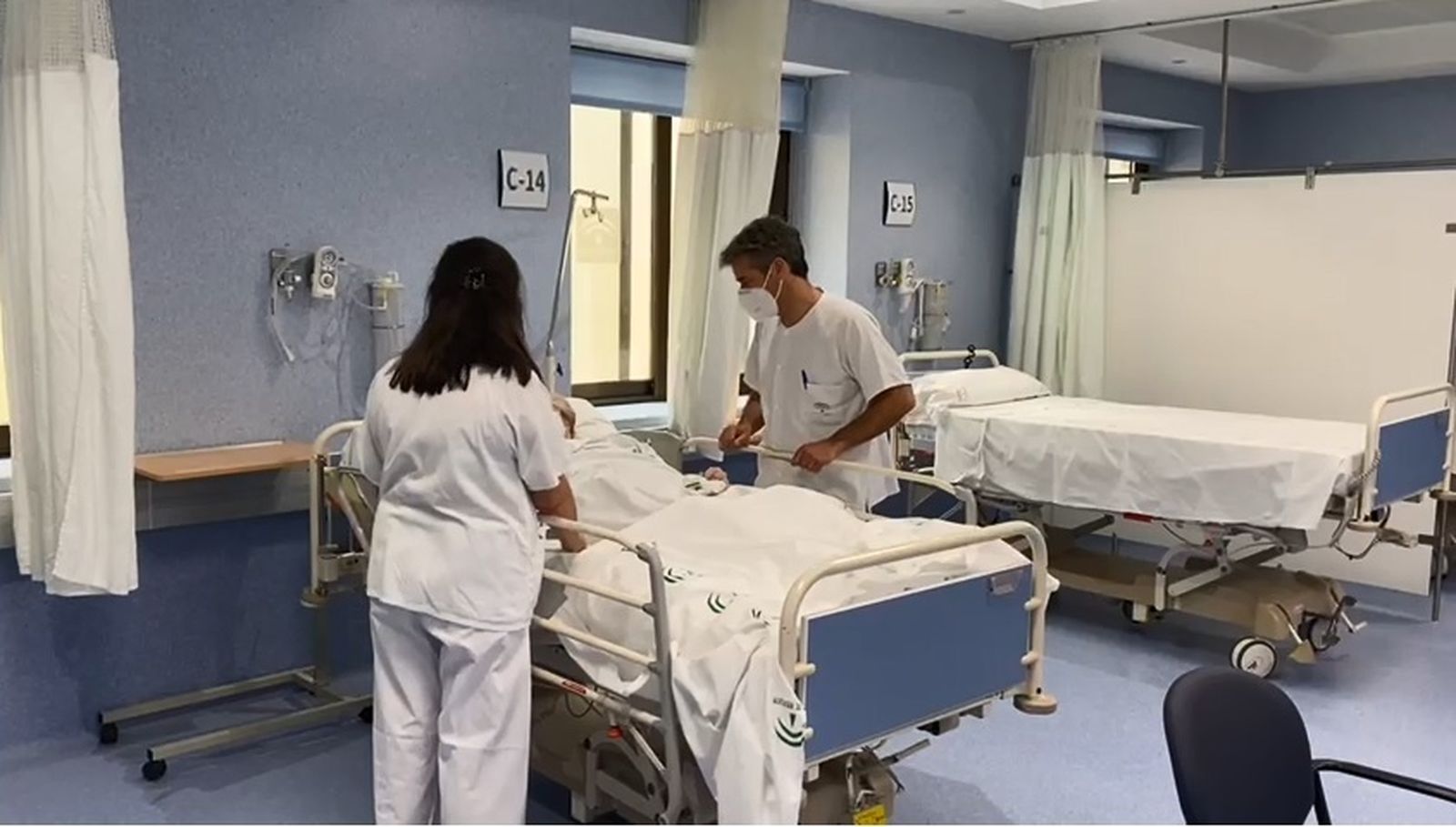 Dos sanitarios con un paciente, en una imagen de archivo.