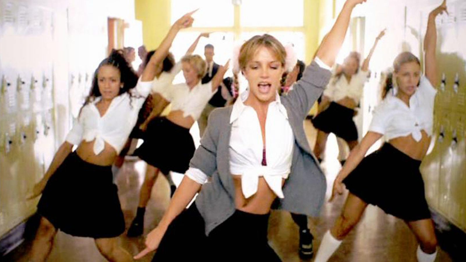 La cantante, en el vídeo de 'Baby one more time'.