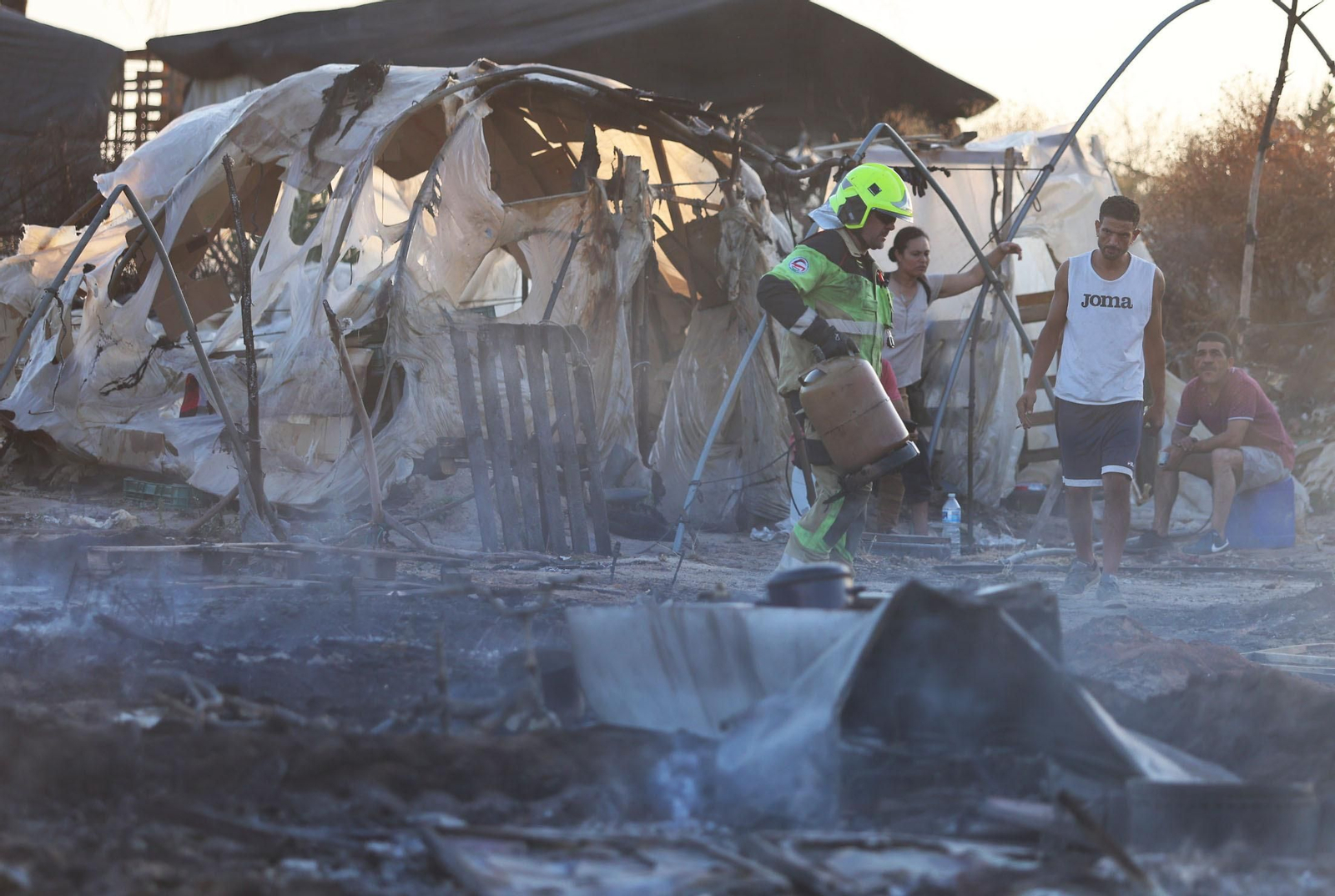 Las imágenes del incendio en un asentamiento en Lucena del Puerto