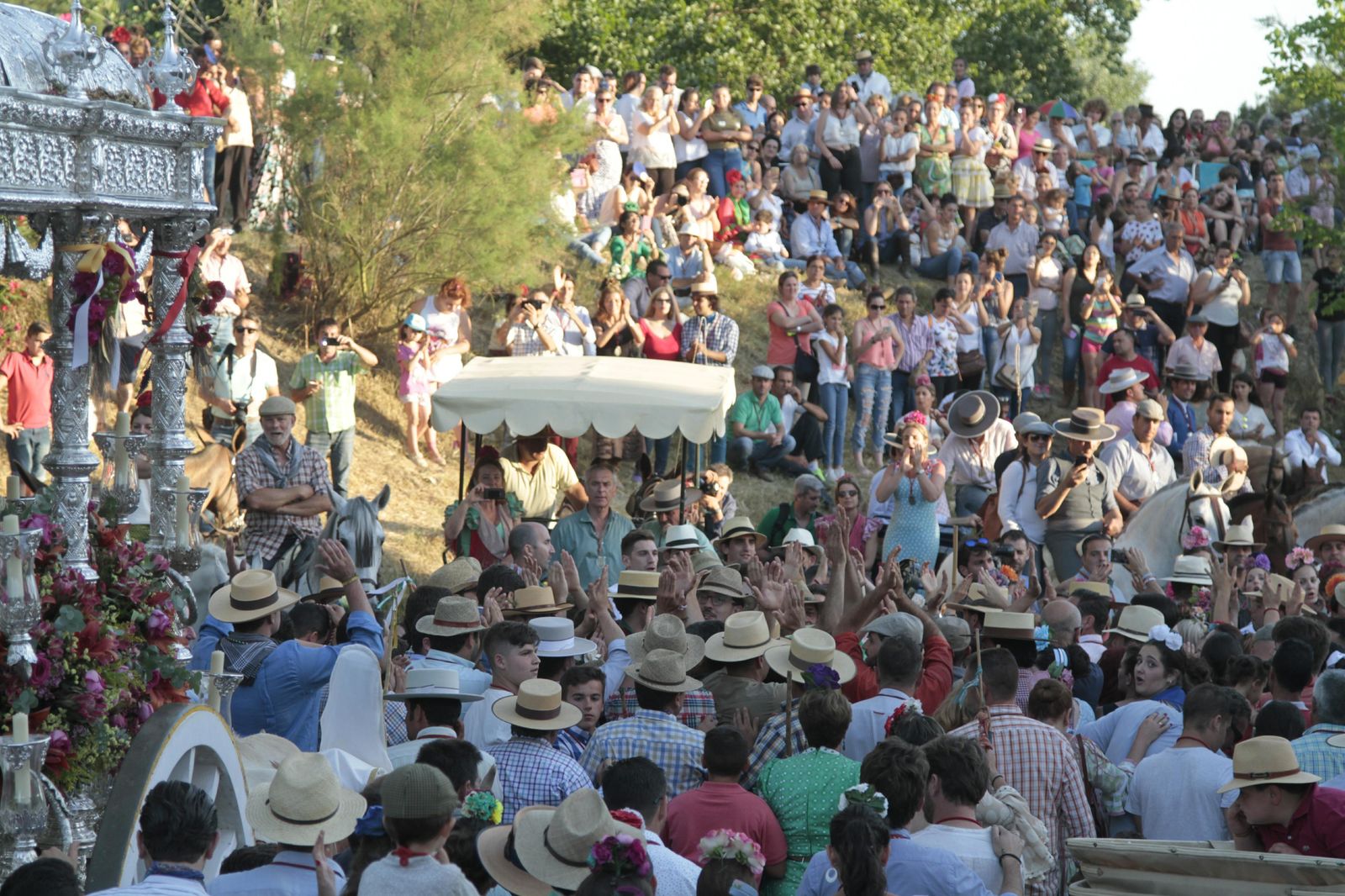 El paso de las hermandades por el río Quema, en imágenes