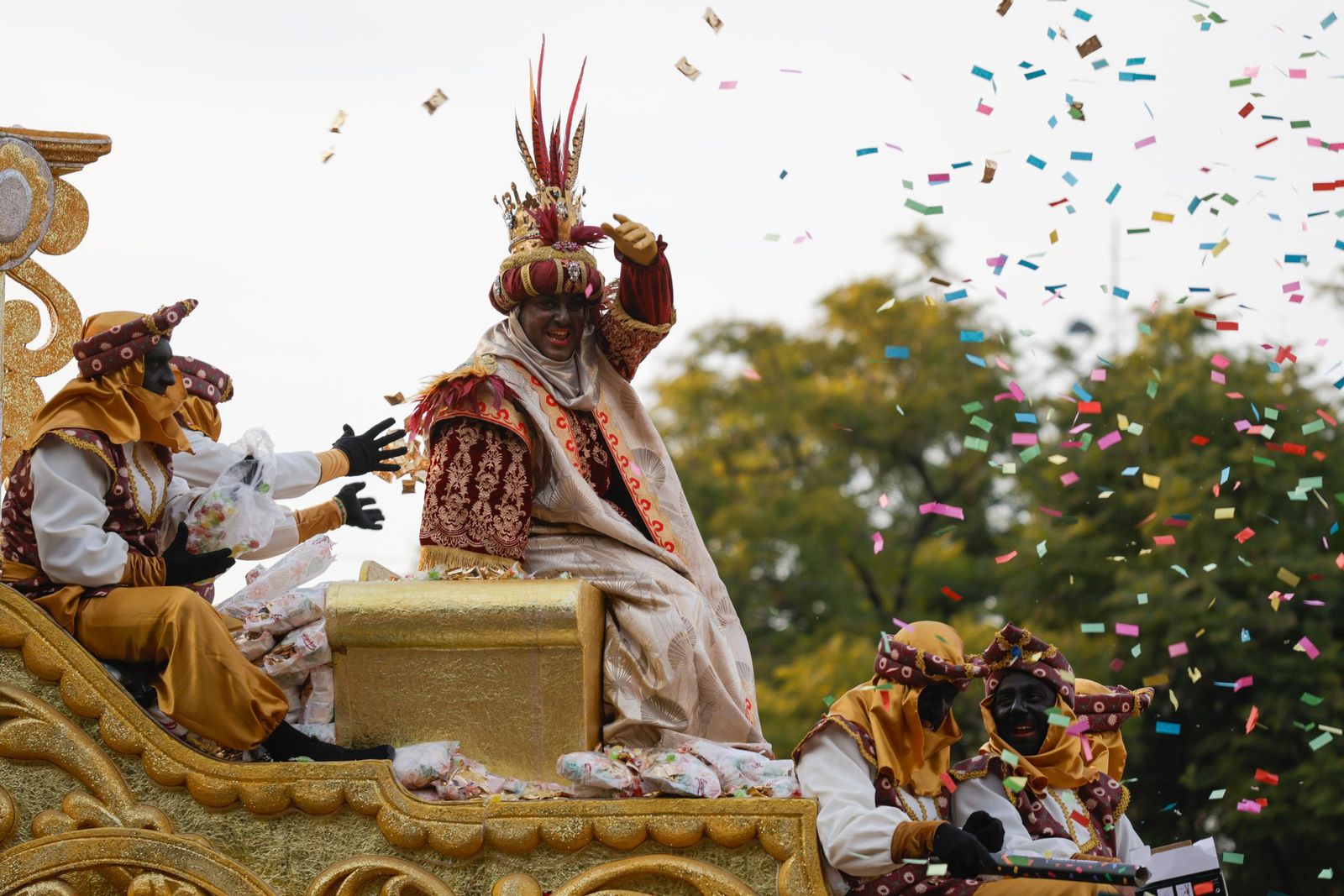 Las fotos de la ínsolita salida de los Reyes Magos del Ateneo un 4 de enero