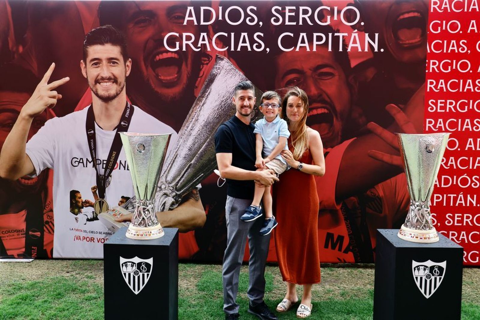 Escudero posa junto a su esposa y su hijo entre las dos Europa Leagues que ganó en el Sevilla..
