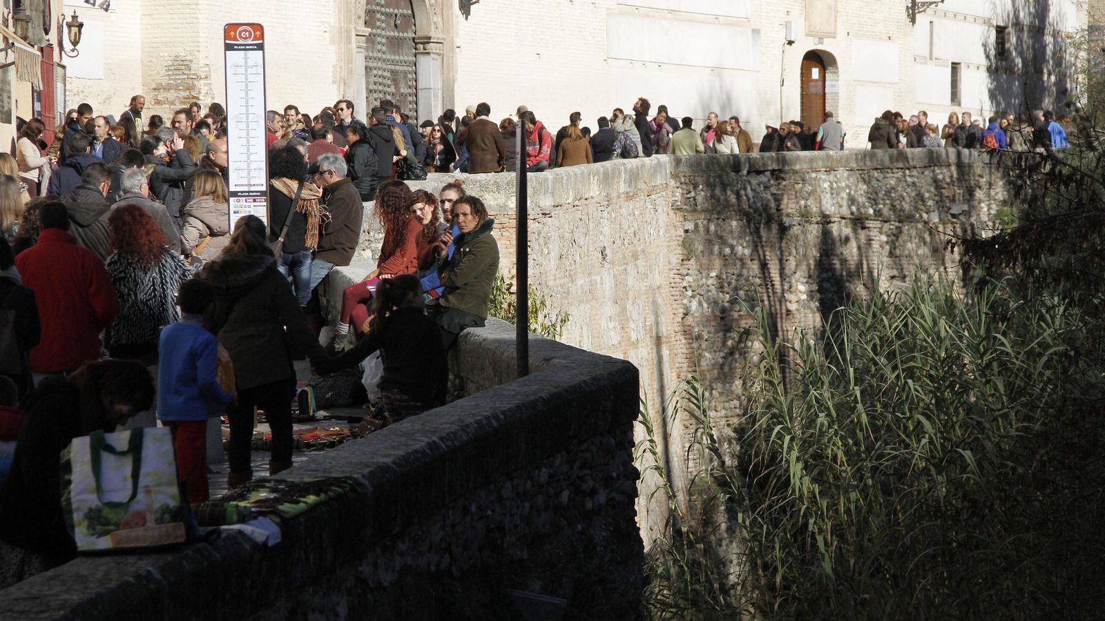 Turistas en un puente de la Constitución por la Carrera del Darro