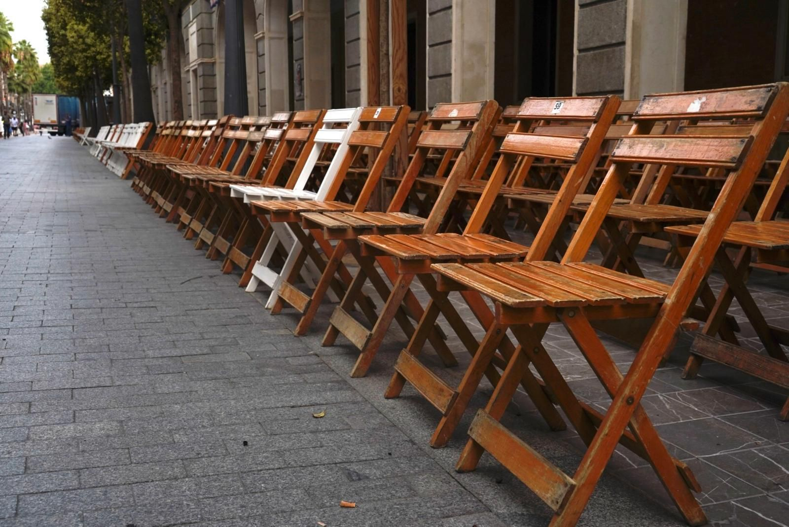 Así luce la Gran Vía de Huelva este jueves con miles de sillas colocadas para acoger la Procesión Magna Mariana 2025
