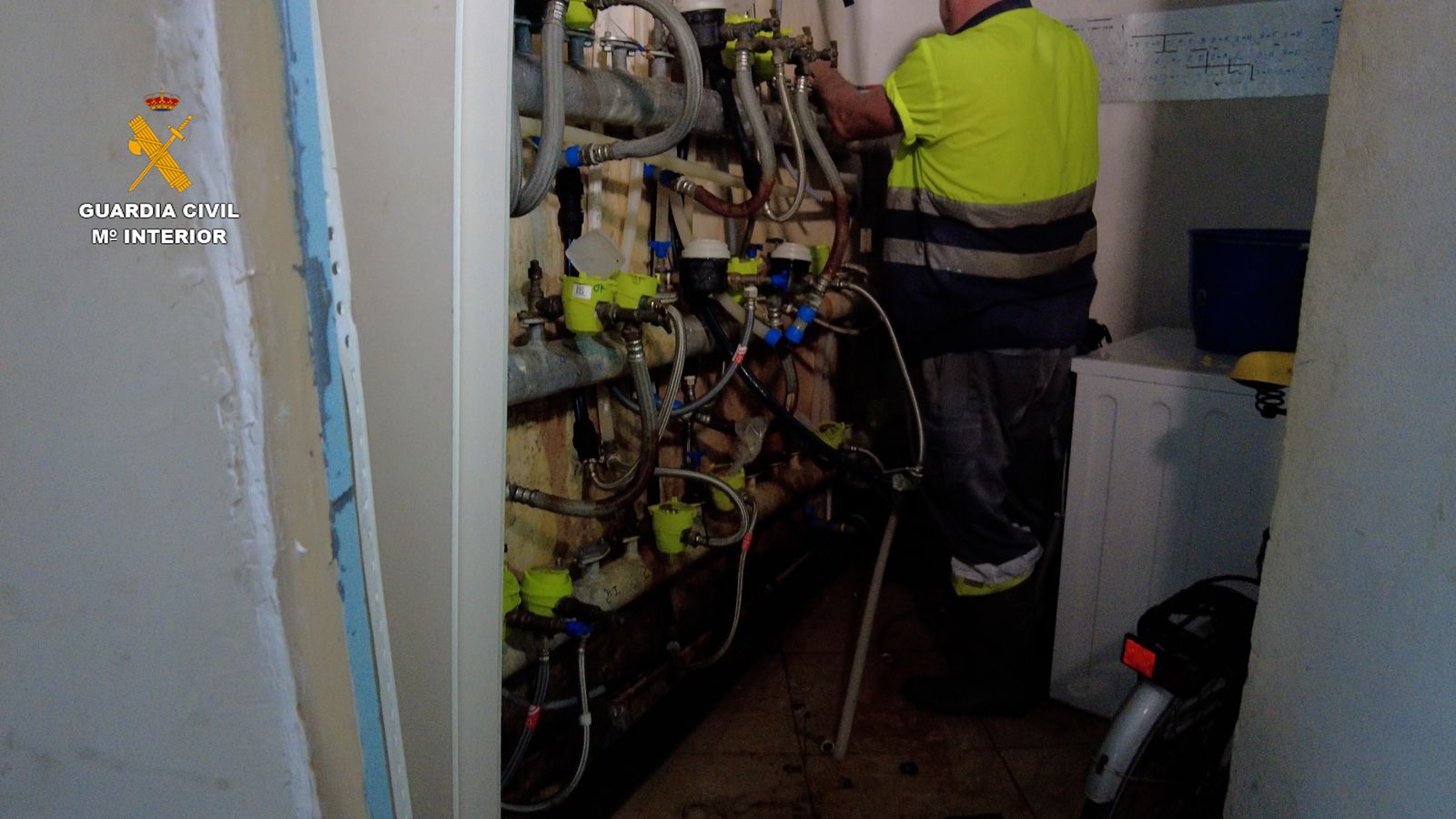 La Guardia Civil neutraliza 156 enganches eléctricos y 83 acometidas de agua fraudulentos en Roquetas