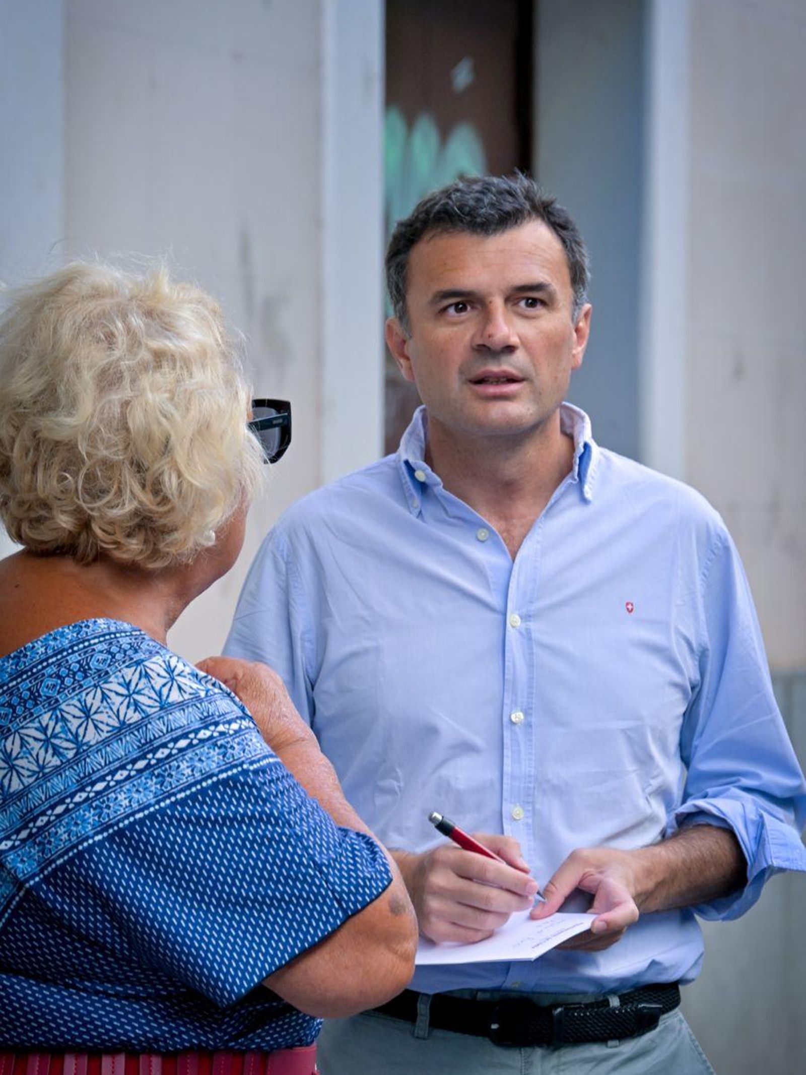 El alcalde de Cádiz toma nota de las deficiencias del barrio