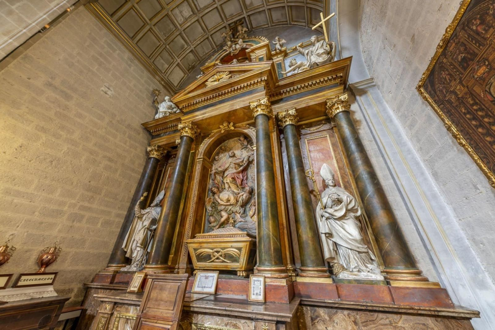 Los restos mortales del papa Pío I descansan en esta capilla de la seo jiennense.