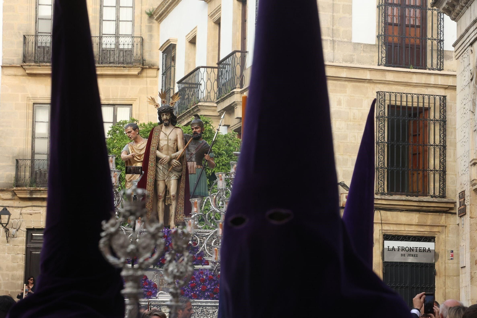 El paso de misterio del Ecce Homo, por la plaza de la Asunción.