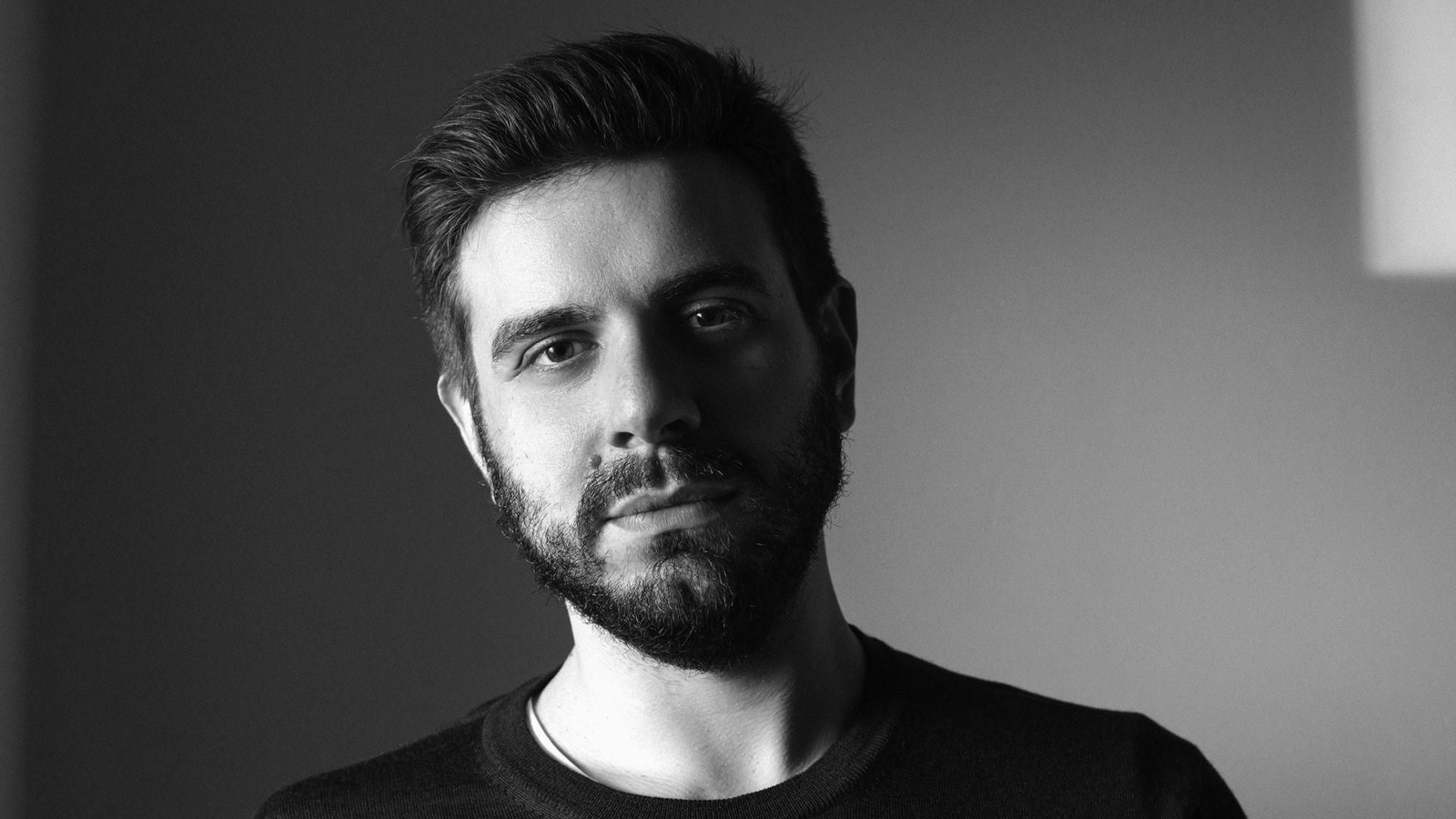 El joven novelista, poeta y dramaturgo croata Dino Pešut.