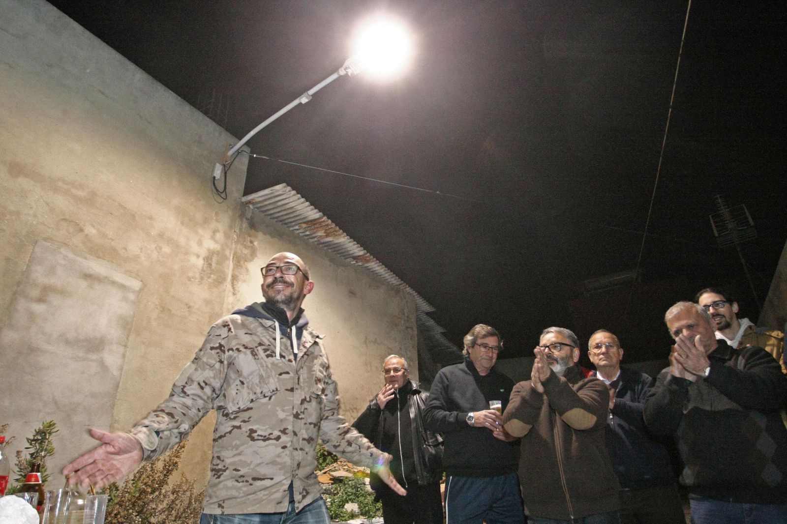 Acto de inauguración de la farola puesta por los vecinos en la calle Perla de Cádiz.