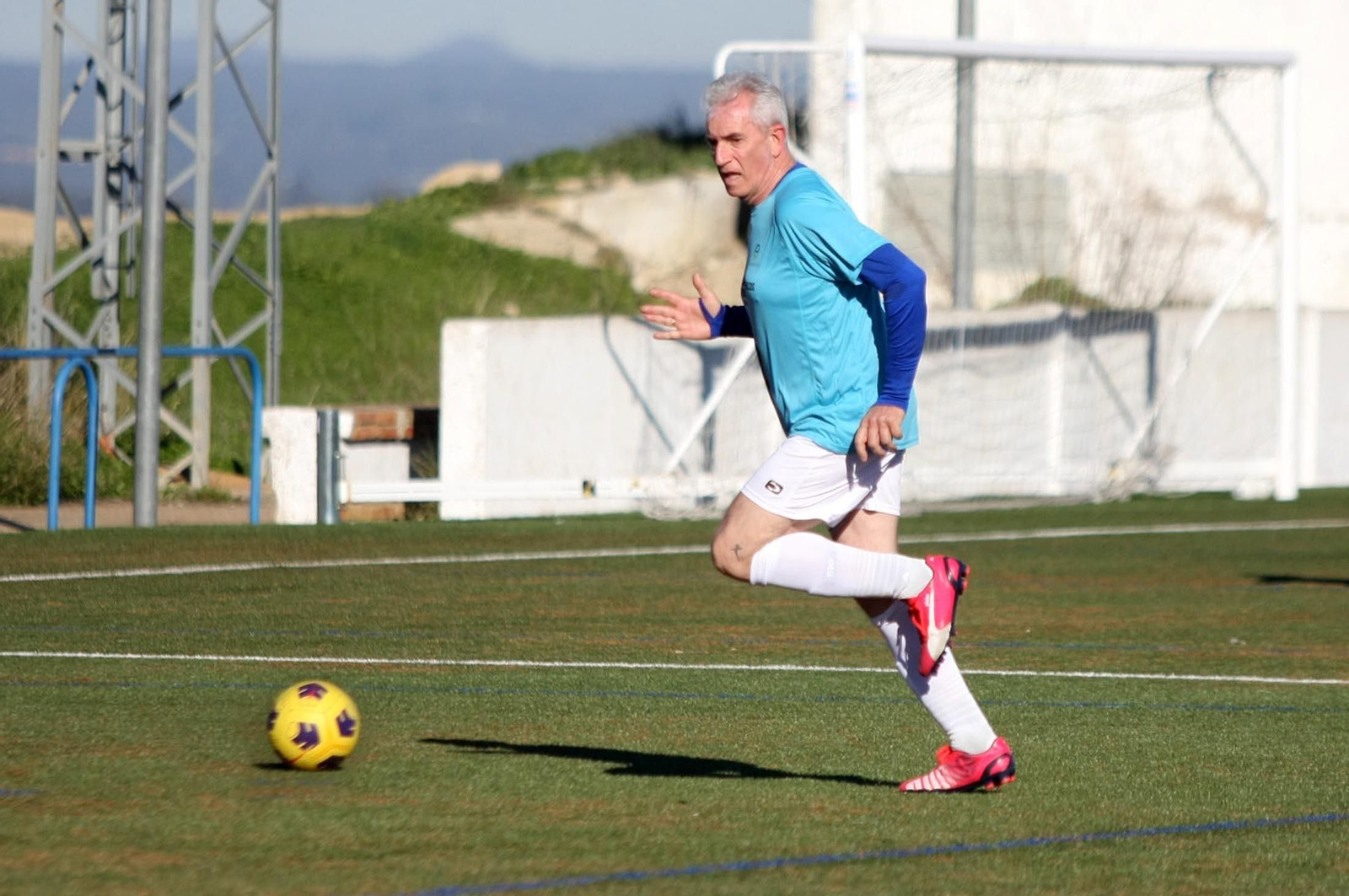 Imágenes del partido homenaje a los árbitros históricos de fútbol de Huelva
