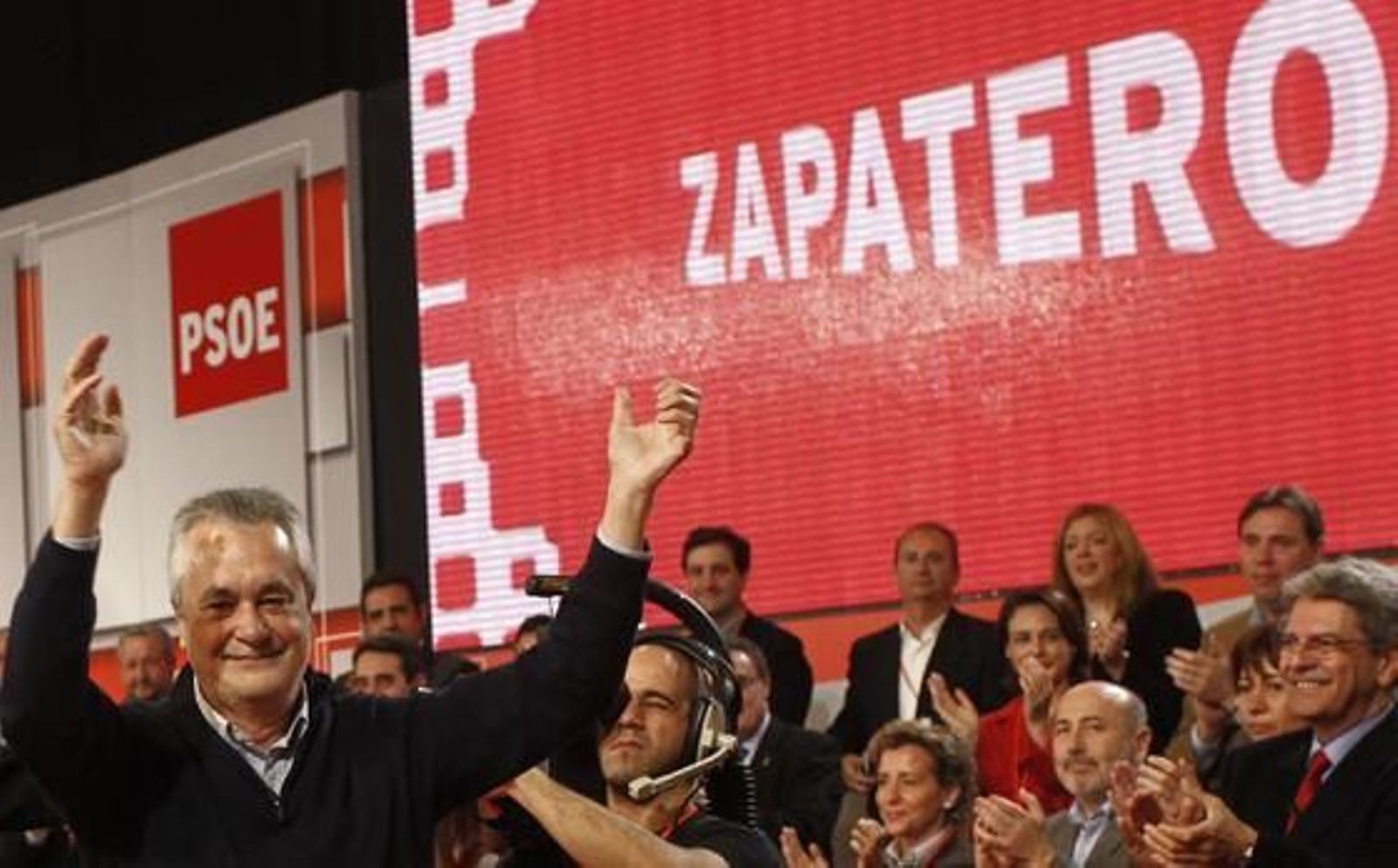 Griñán da las gracias tras su discurso. / Antonio Pizarro