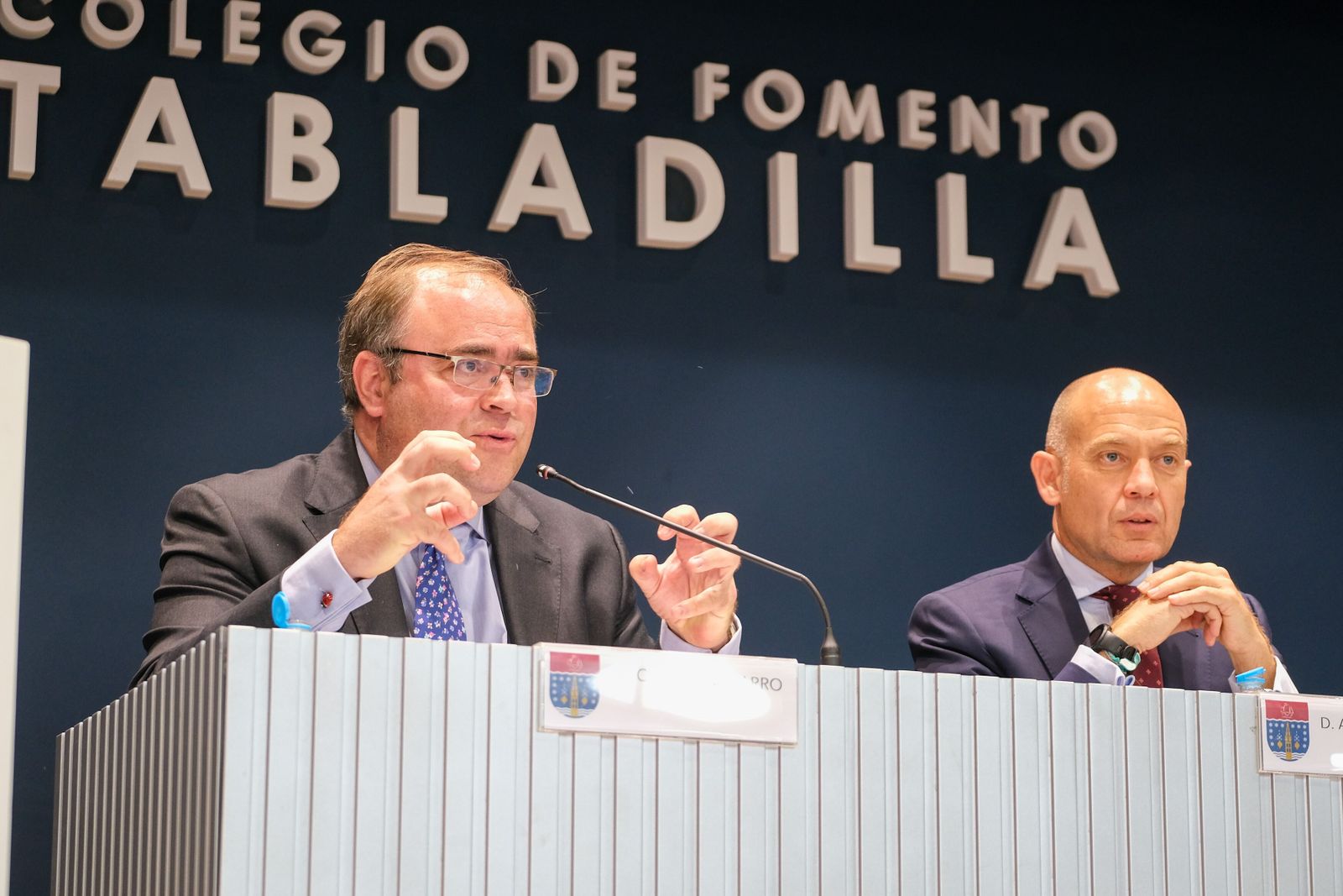 El subdirector de Diario de Sevilla, Carlos Navarro Antolín, en un momento de su intervención junto a Ignacio Valduérteles.
