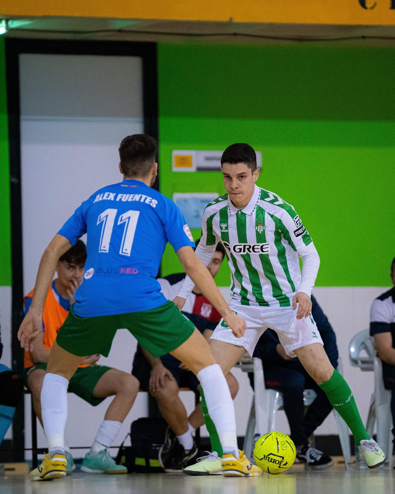 El bético Dickson Lopes encara a Álex Fuentes.