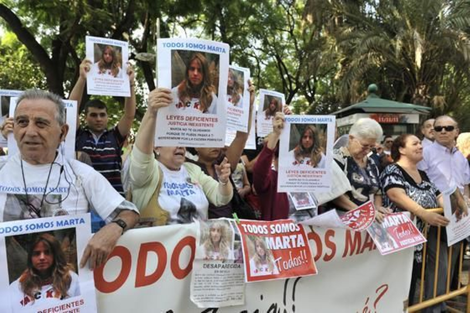Un grupo de ciudadanos apoyan a la familia de Marta del Castillo. 

Foto: Juan Carlos Vázquez