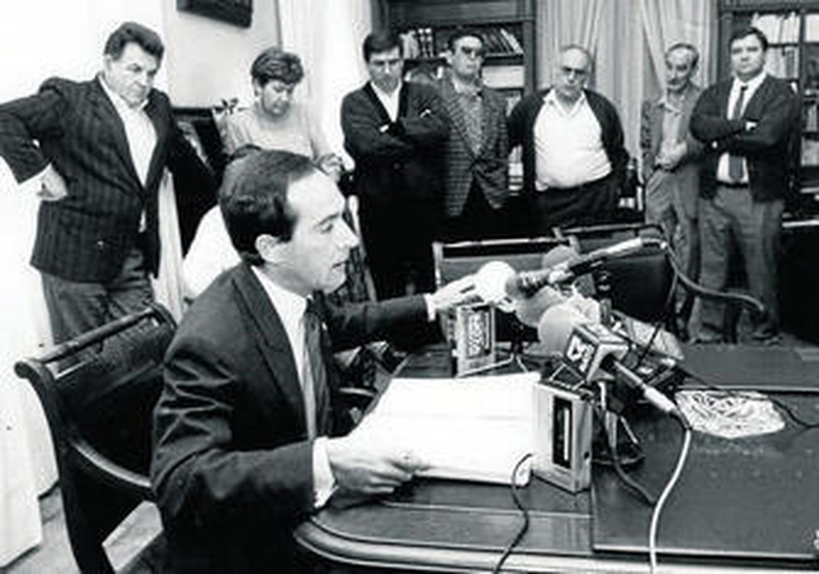 Rueda de prensa en el despacho con Roque López, Charín Gurriarán, Fernando Martínez, Ramón Sedeño, Paco López, Laudelino Gil y Antonio Torres Tripiana.