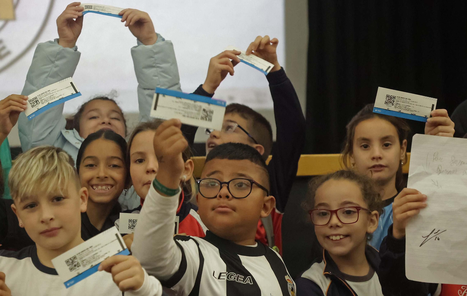 Las fotos de la visita de los jugadores de la Balona al colegio Salesianos de La Línea