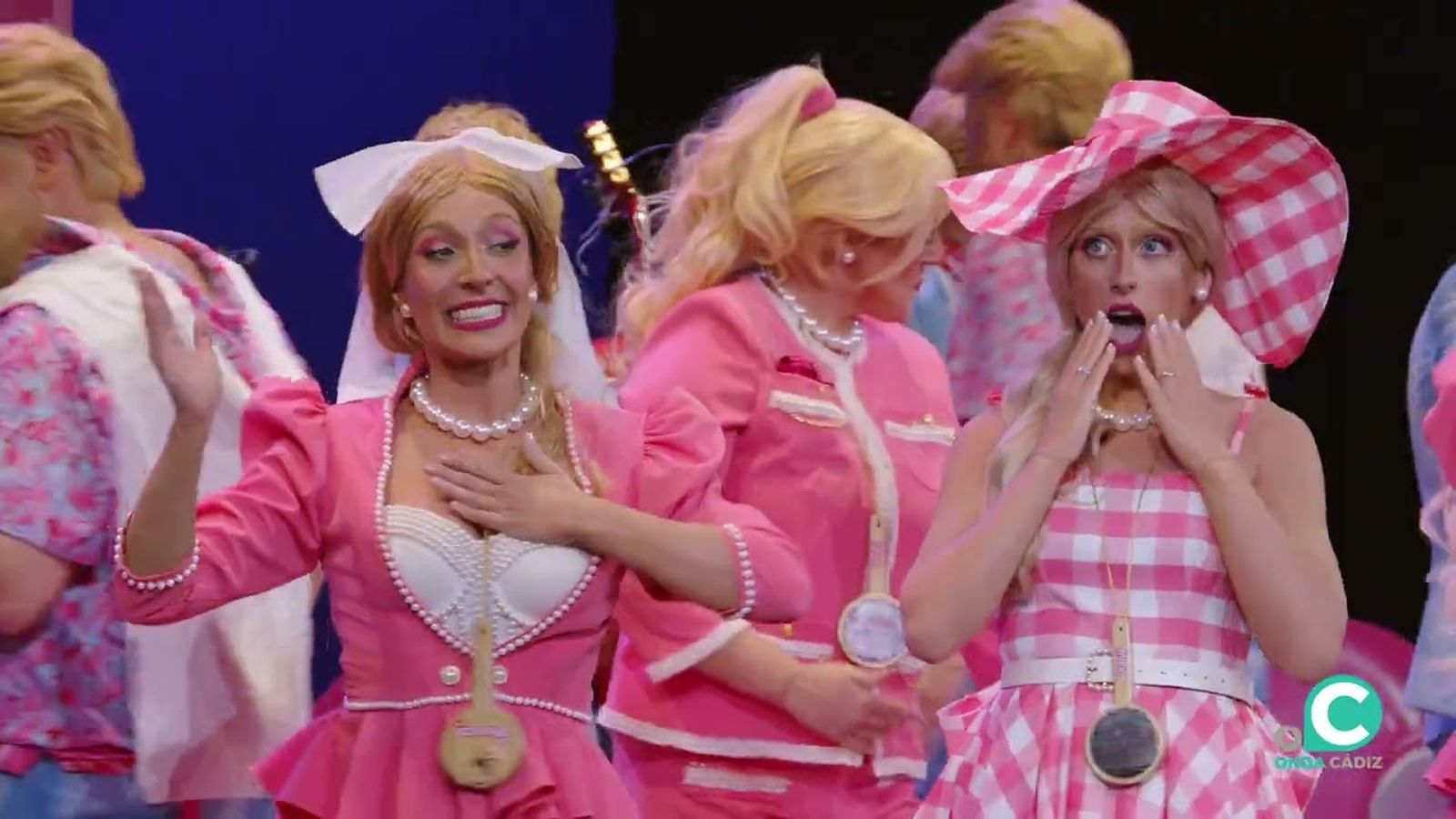 La comparsa 'Las muñecas' en las preliminares del COAC 2026