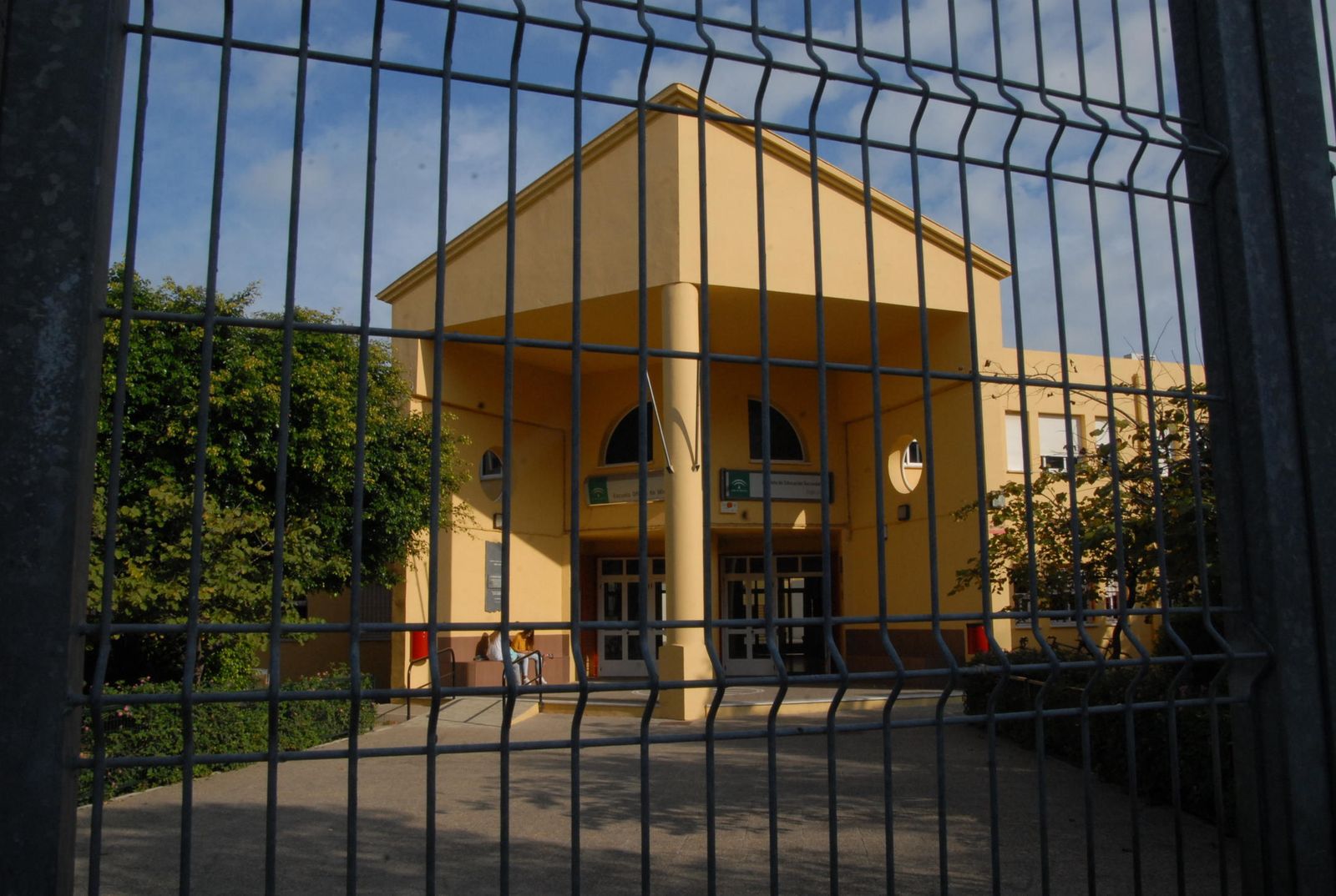 Acceso principal al IES Jorge Juan y a la Escuela Oficial de Idiomas.