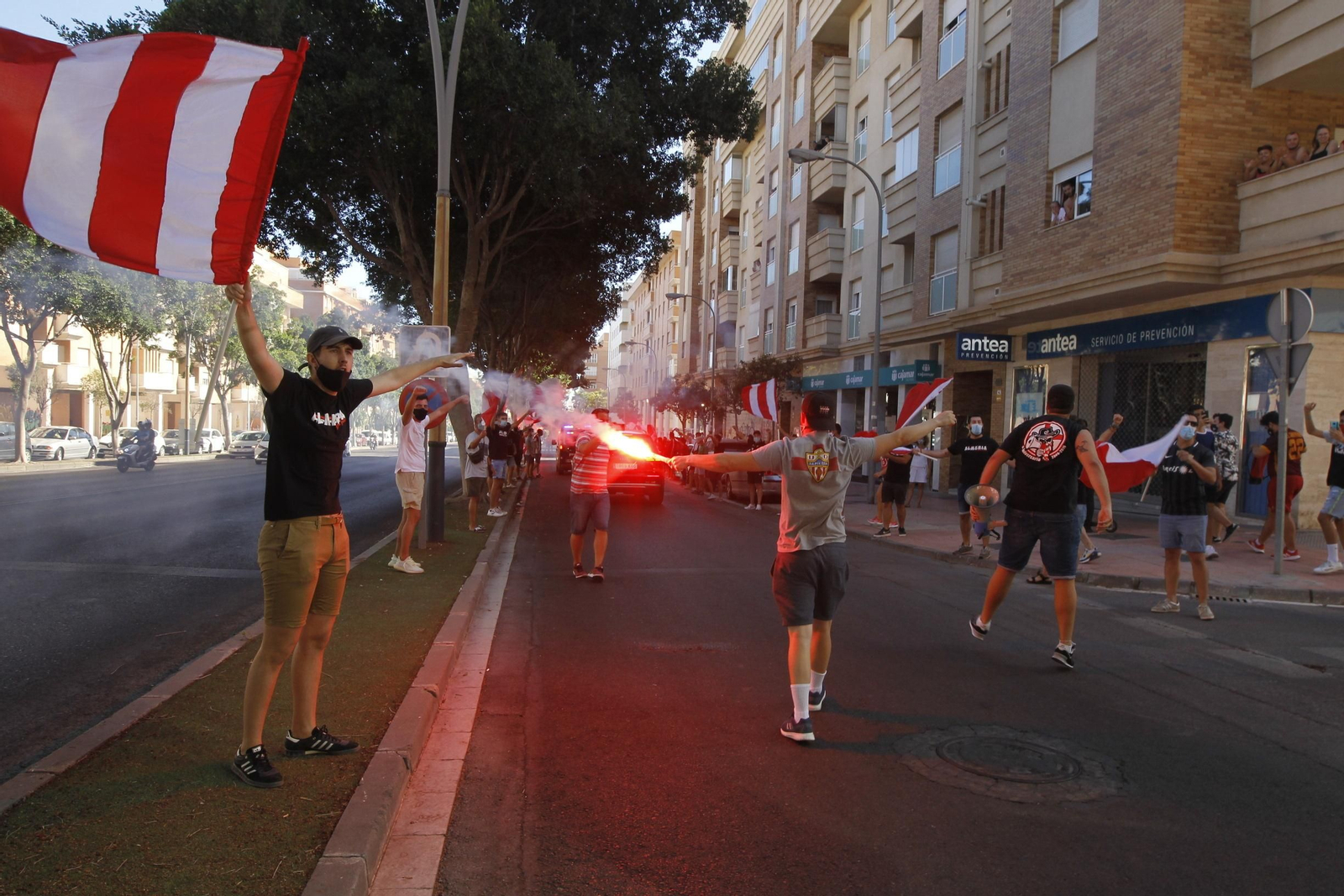 Fotogalería de la afición del Almería antes del partido ante el Girona